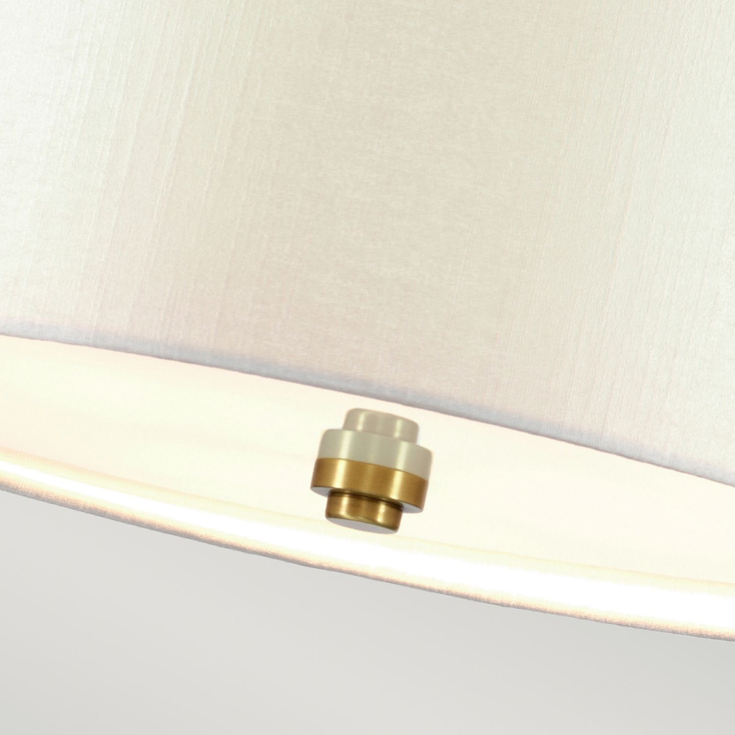 beleuchtung-haengeleuchte-pendelleuchte-haengelampe-nasia-7-flammig-messing-antik-elfenbein-modern-485-4 lampe, deckenleuchte, metallknopf, messingakzent, weiße schirm