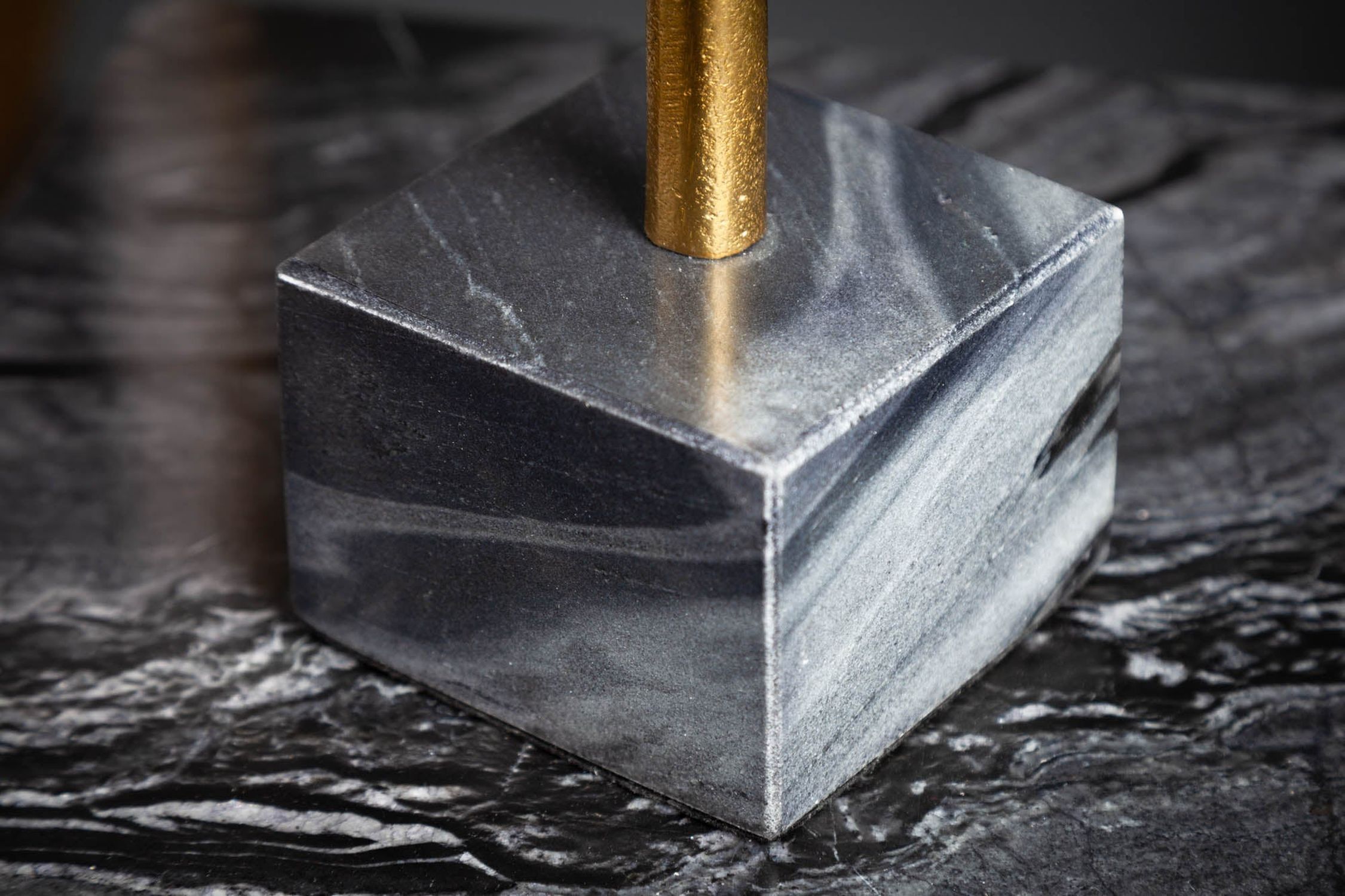 Statue décorative Tête de mort en or noir H : 35 cm Métal Marbre