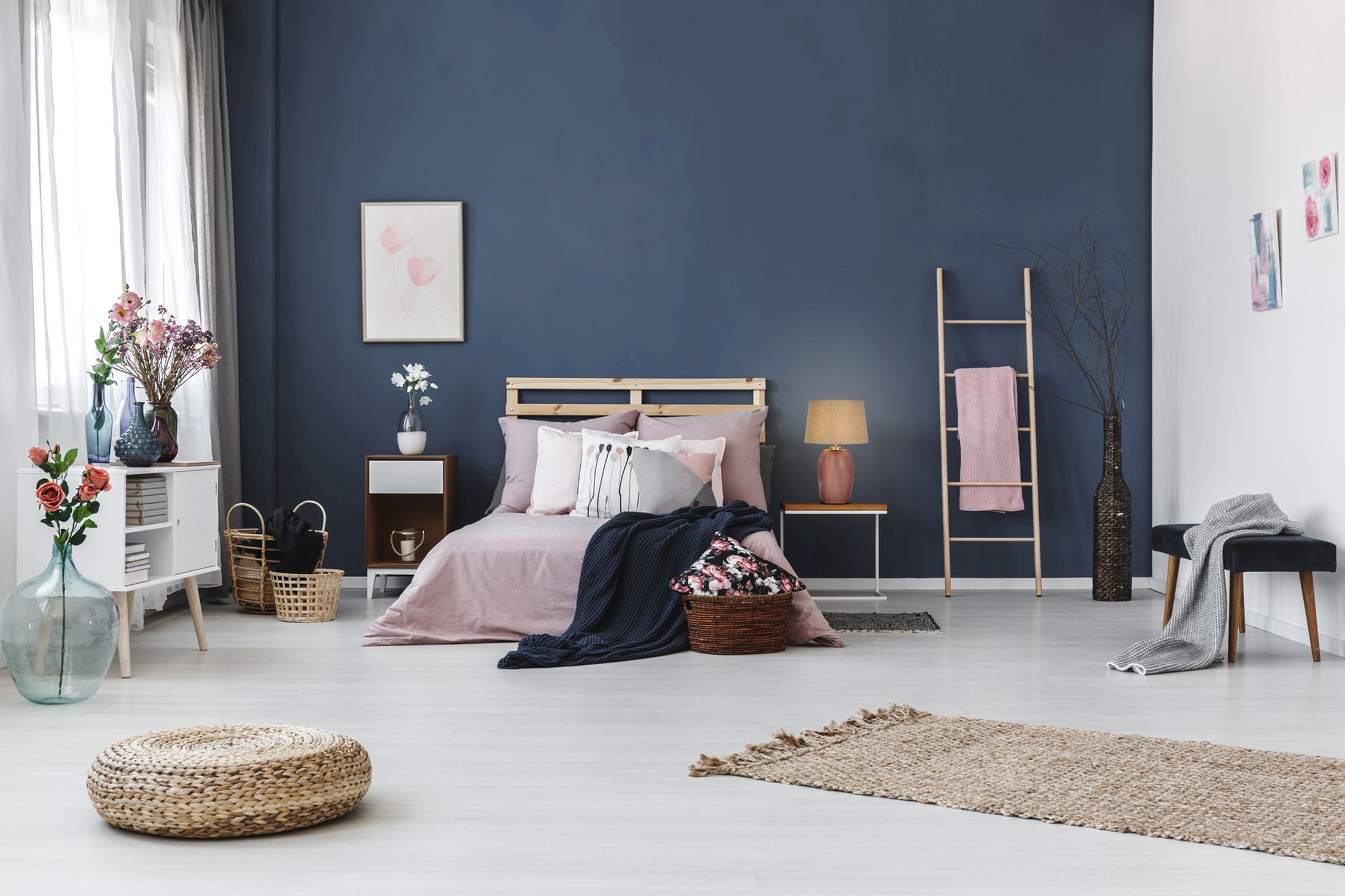 Schlafzimmer, blaue Wand, rosa Bettwäsche, Nachttisch, Wohnzimmereinrichtung