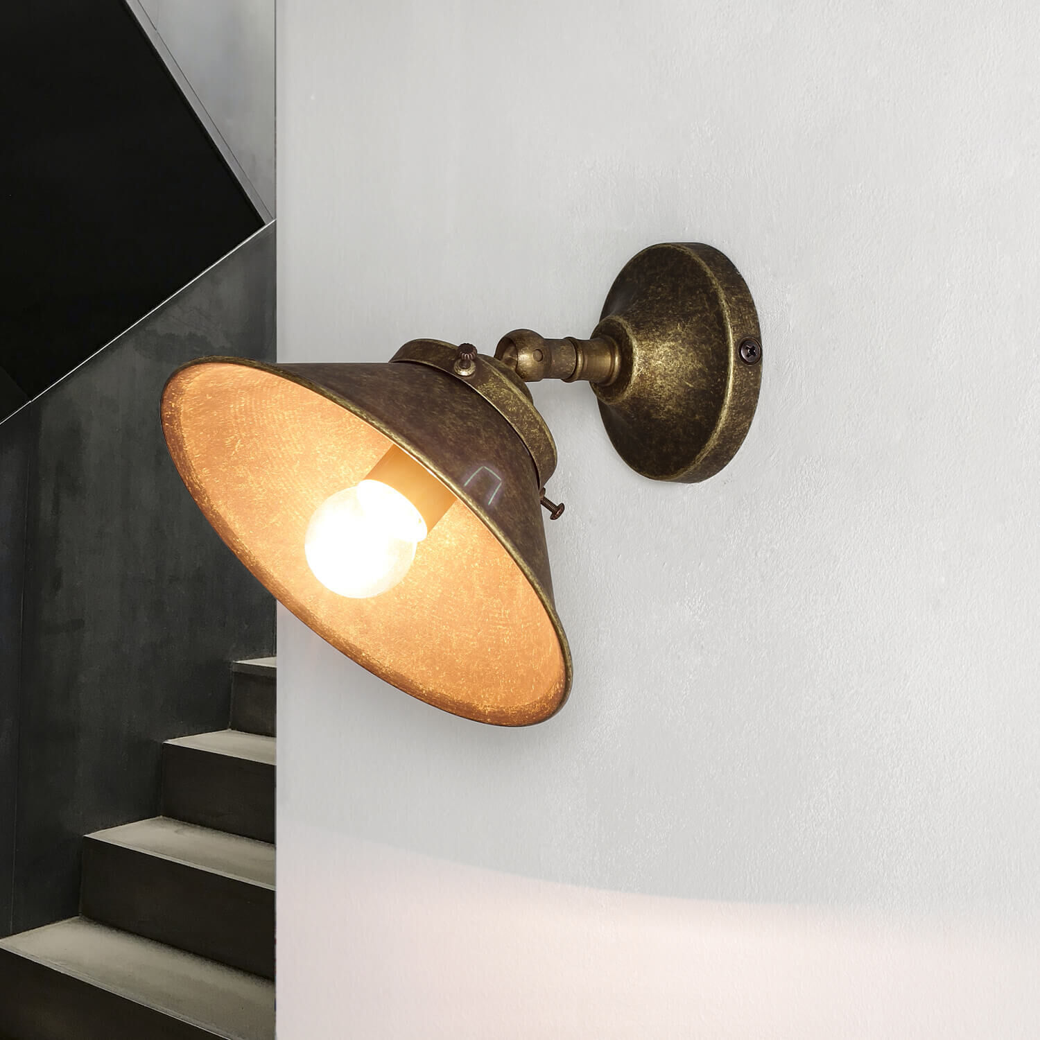 Messing Wandlampe in Bronze antik verstellbar