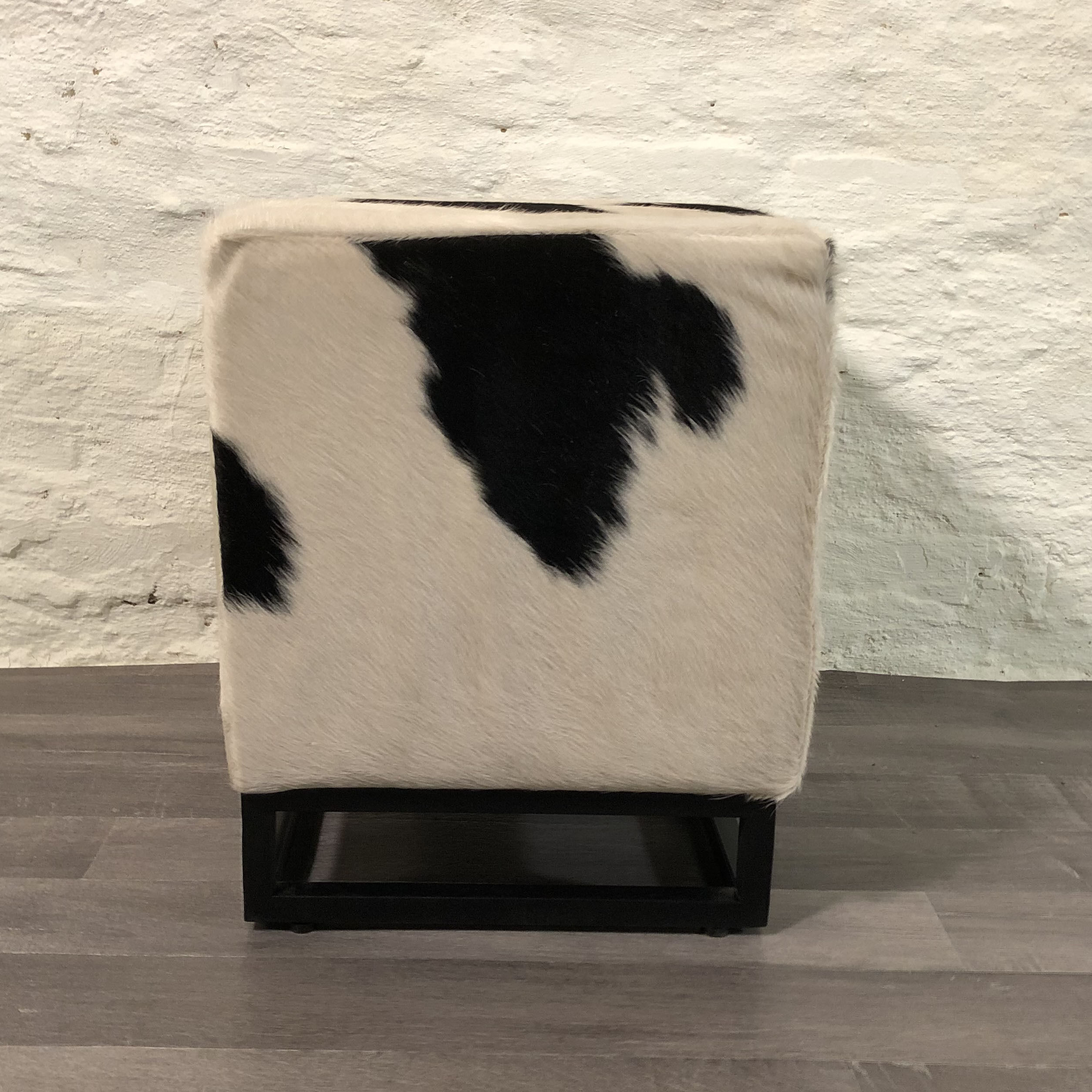 Tabouret peau de vache métal fait main 44x45 cm en noir blanc Moebel