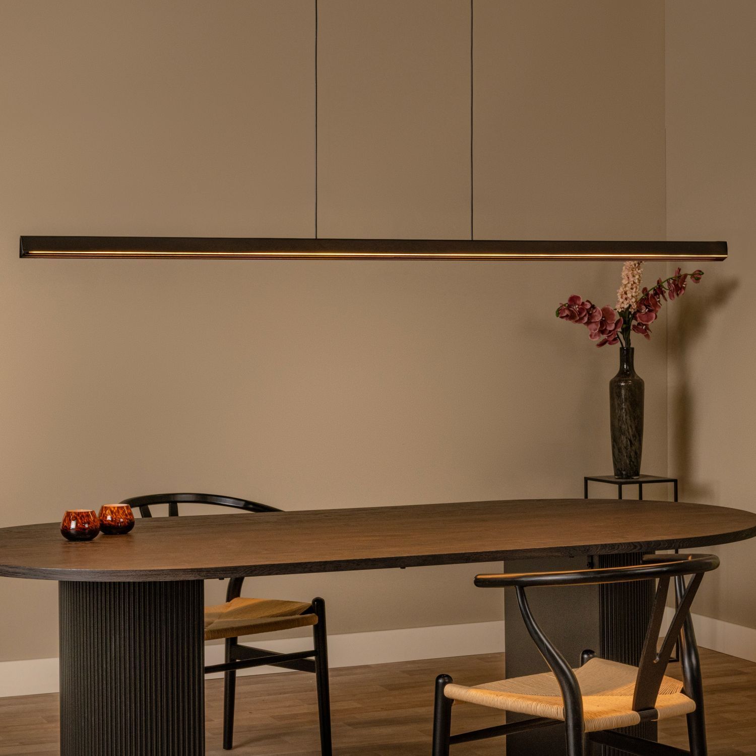 ovaler Esstisch, Holztisch, Vase mit Blumen, Esstischgruppe, Blumen vase