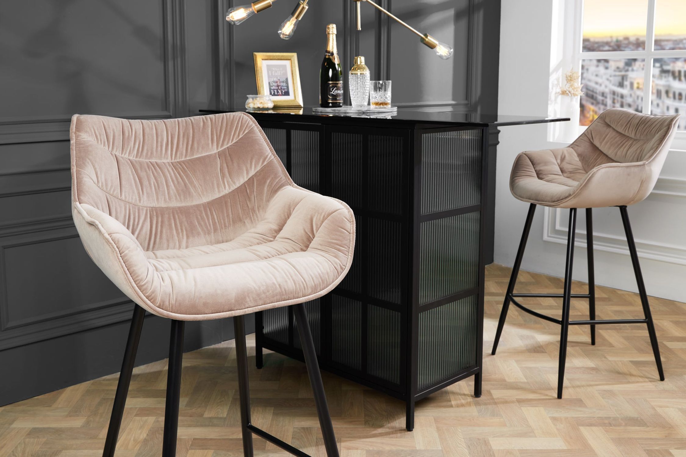 Tresenstuhl mit Lehne in Creme Beige Schwarz Samt Metall Drinnen, Innenarchitektur, Mobiliar, Tabelle, Stuhl