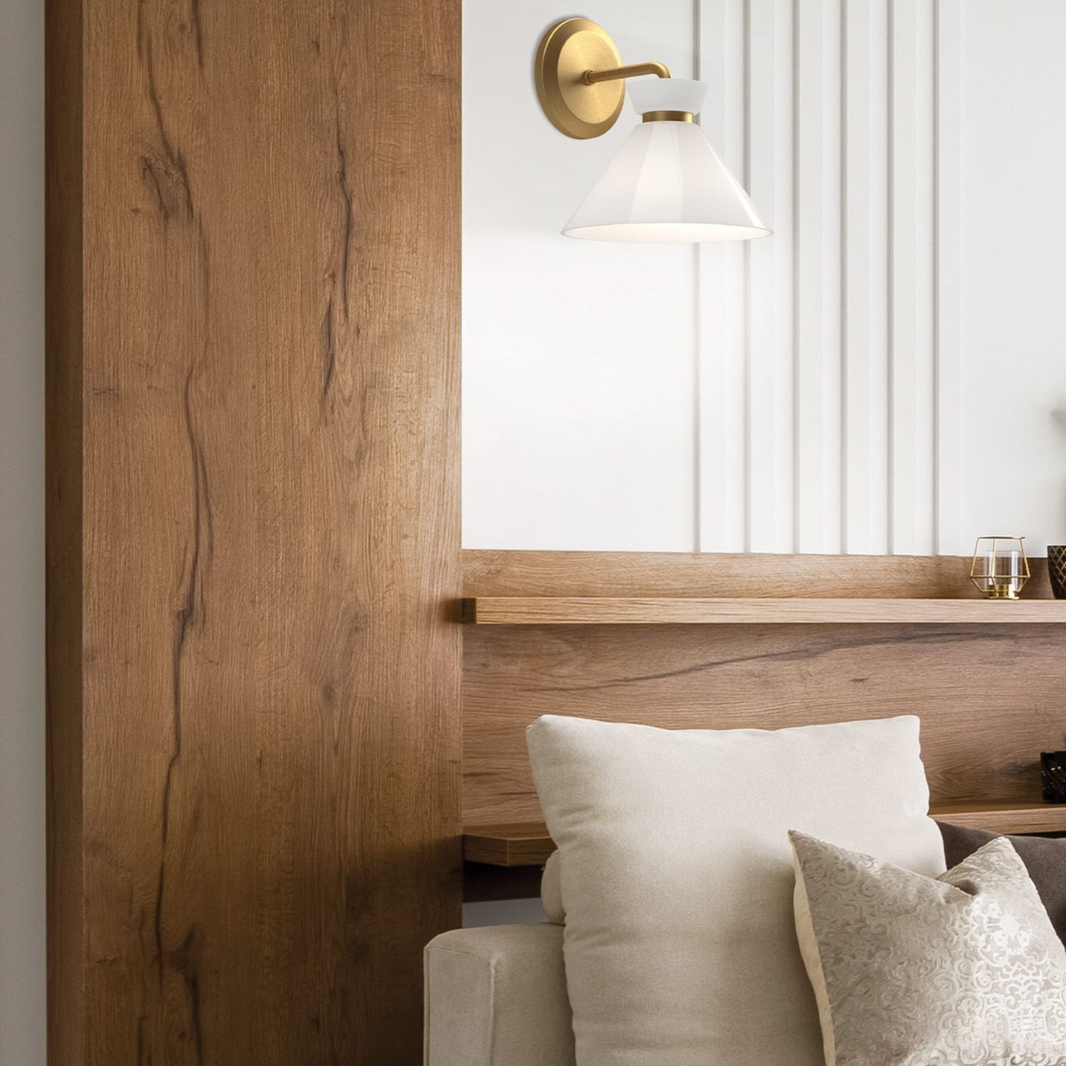 Wandleuchte Glas Metall H: 22,2 cm in Gold Weiß Retro Drinnen, Innenarchitektur, Kissen, Lampe, Holzpaneele
