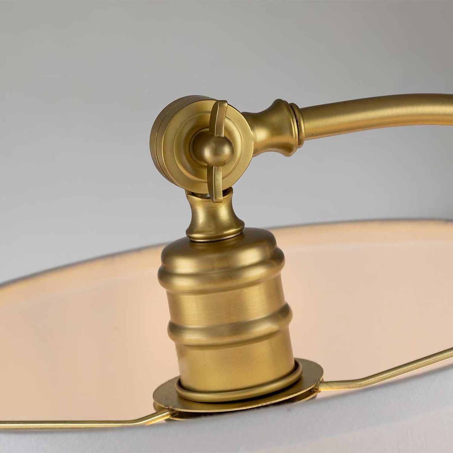 tischlampe-schlafzimmerbeleuchtung-nachttischlampe-botella-1x-e27-bis-60w-messing-gebuerstet-creme-metall-stoff-modern-le121205-04 Lampe, Lampenfassung, Gold, Bronze, Halterung