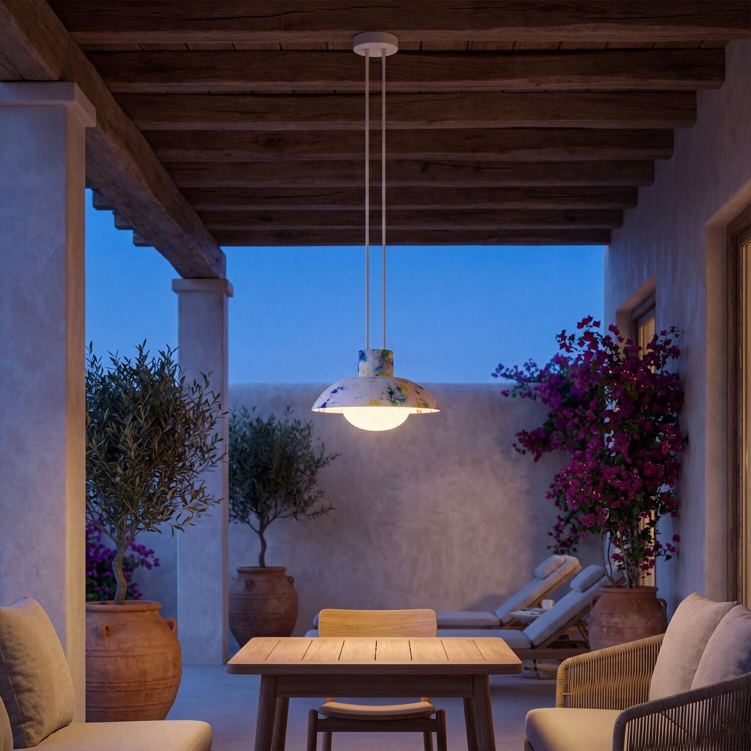 LE141828_08_lightopt_ambiente hängelampe, pendelleuchte, gläserner lampenschirm, garten terrasse, holzdecke