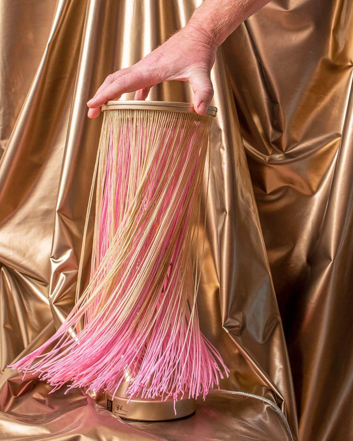 Tischlampe Bunt Stoff Fäden 40 cm hoch für E14 dekorativ Lampenschirm, Pinkfarbener Rand, Goldener Stoff, Runder Sockel, Handlampe