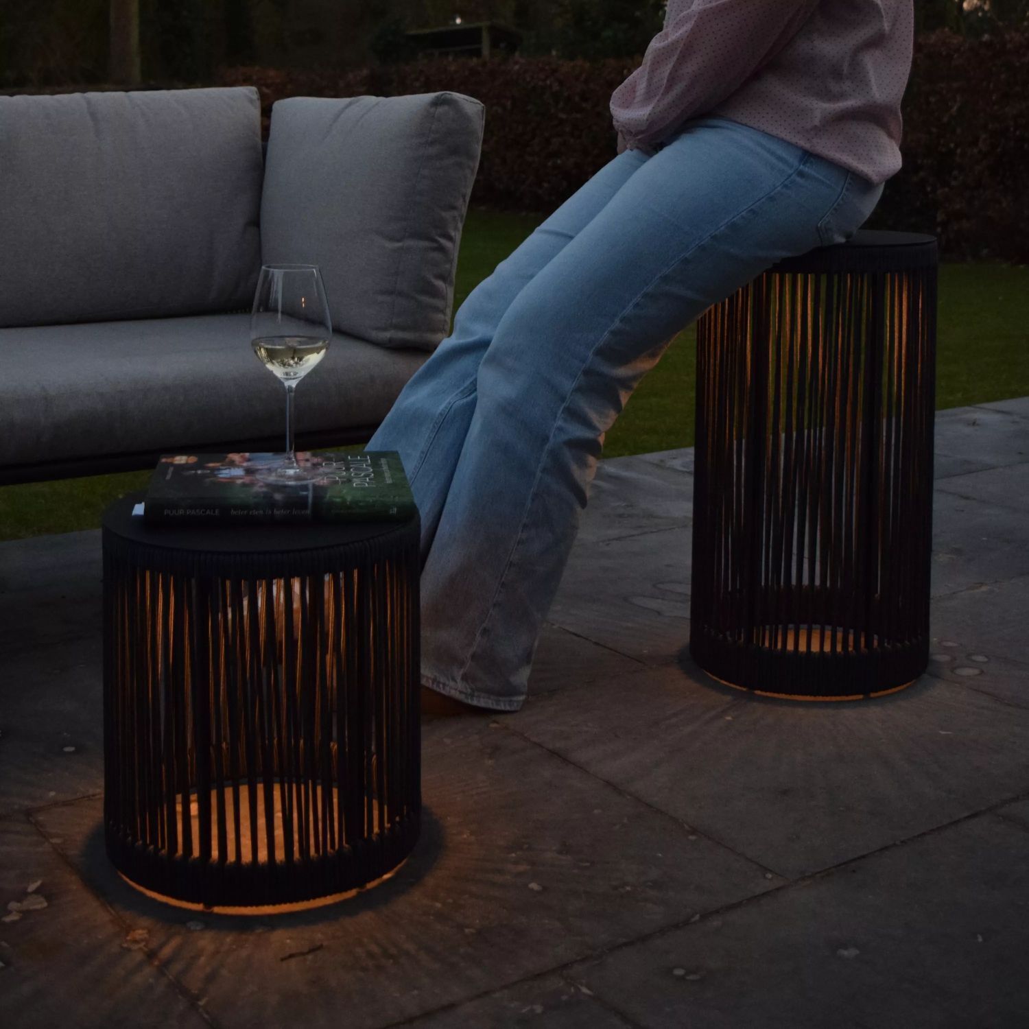 LED Akku Stehleuchte 3000 K IP44 36,5 cm Hocker Tisch Bekleidung, Hosen, Jeans, Mobiliar, Person