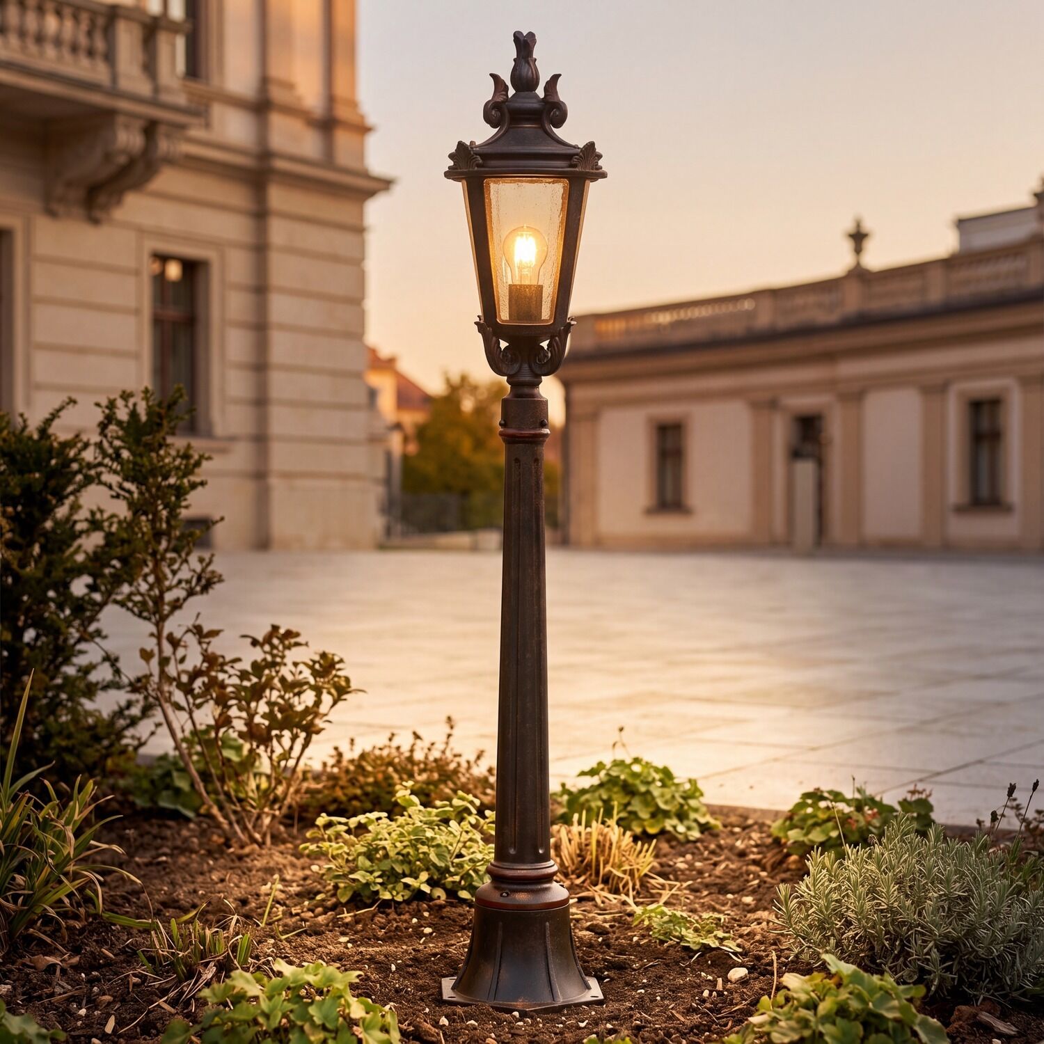aussen-stehleuchte-wegeleuchte-bishop-1-flammig-bronze-antik-bernstein-vintage-rustikal-60-1 Straßenlaterne, Gartenlampe, Lampe, Stillampe, Metallstruktur