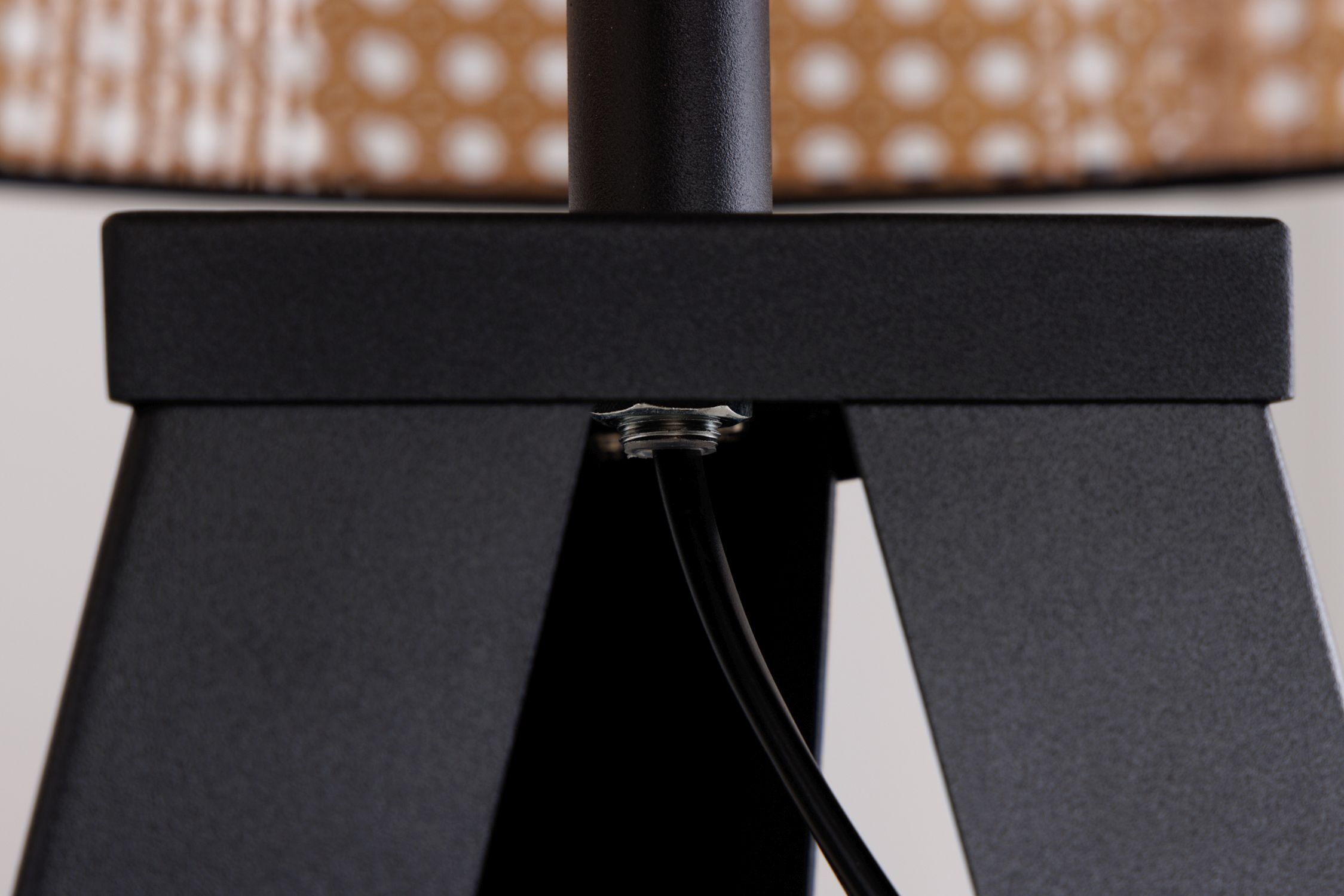 Lampadaire tripode bois plastique tressage viennois E27
