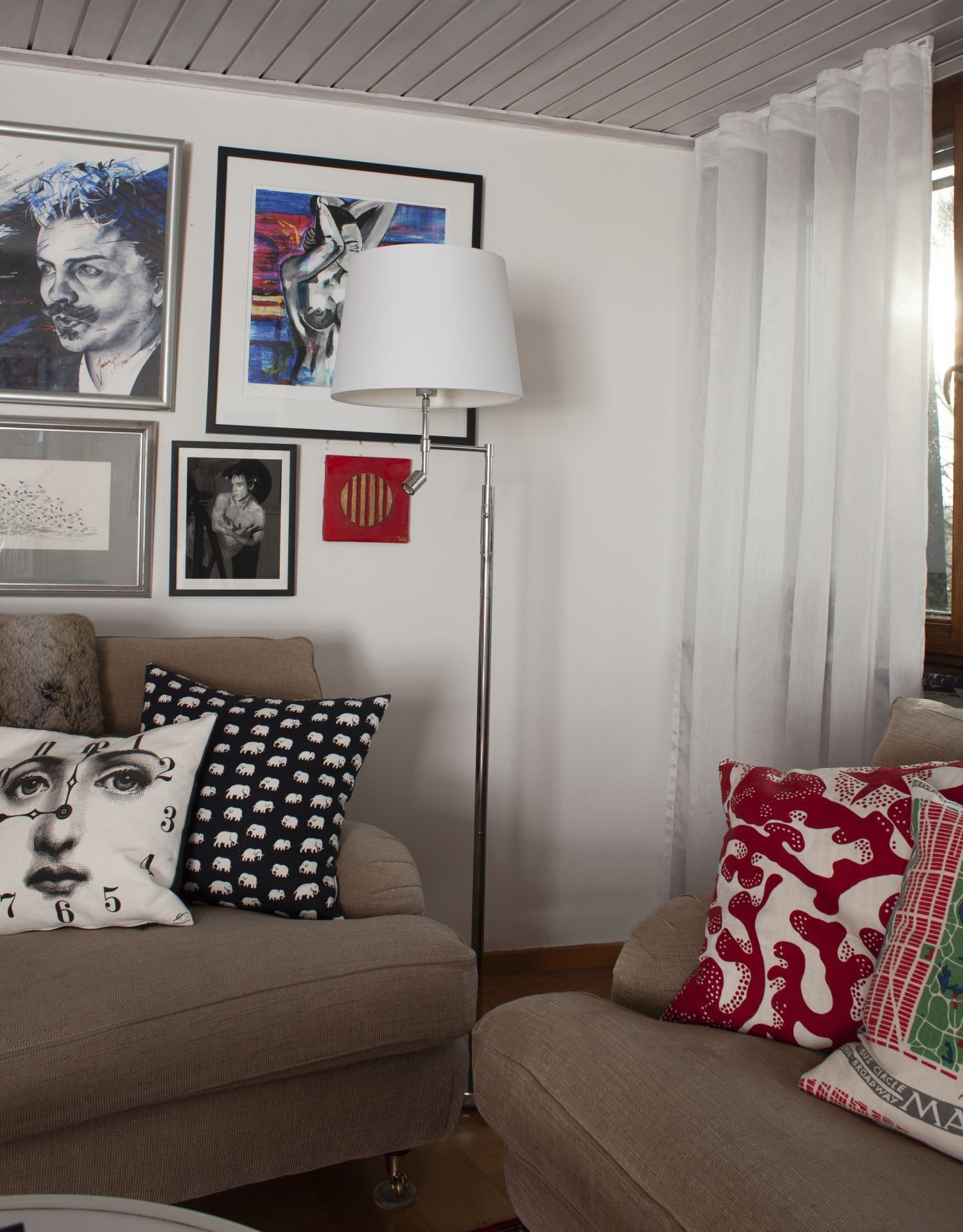 wohnzimmer, sofa, kissen, lampe, bilderwand