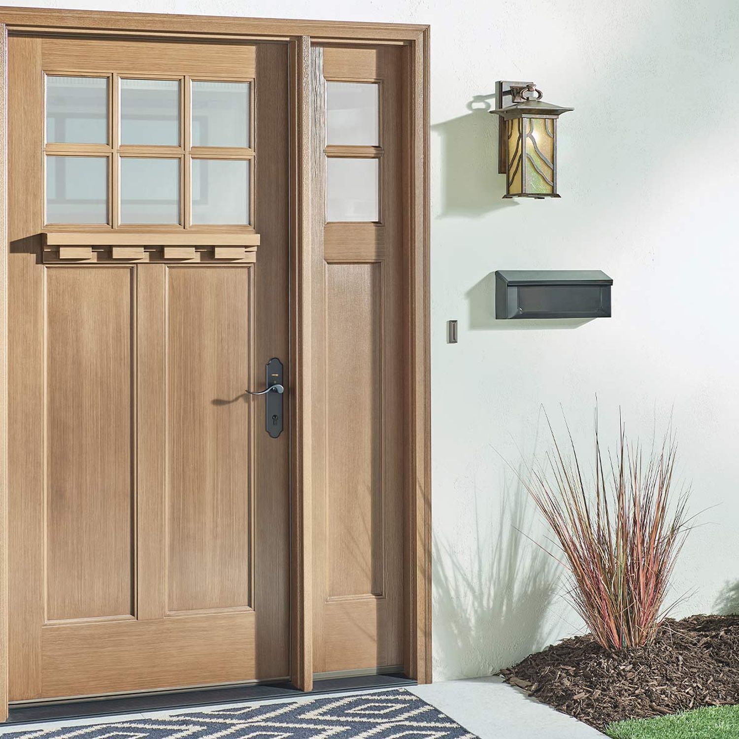 Wandlampe außen Vintage H: 38,6 cm IP44 E27 in Kupfer antik Fronttür, Holztür, Türblatt mit Paneelen, schwarze Türgriff, Außenleuchte