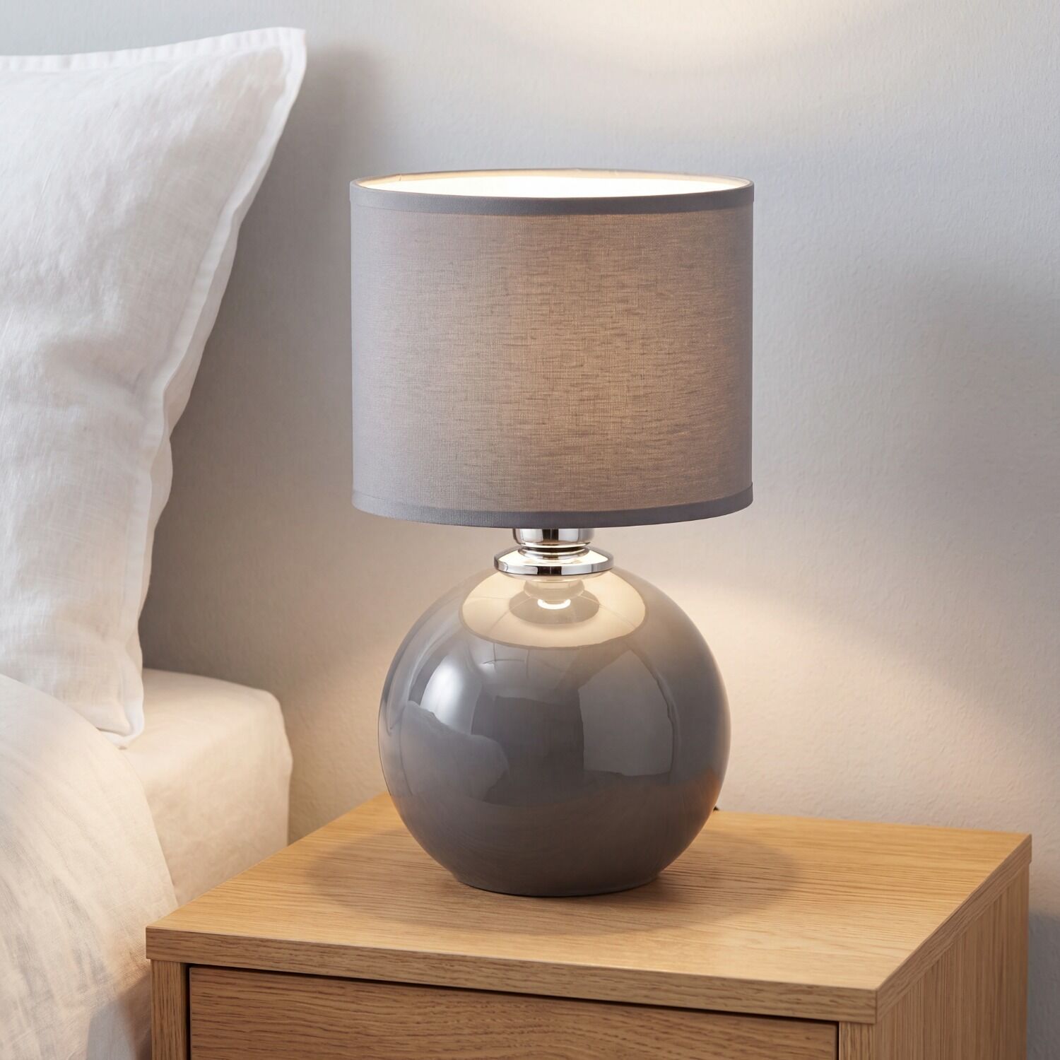 tischeuchte-stoffeuchte-tischleuchte-wohnzimmer-amado-1x-e27-bis-15w-grau--graphit-glas--stoff-modern-mit-schalter-tk5087-04.jpg Tischlampe, Mantellampe, Glasplatte, grau, Nachttischlampe