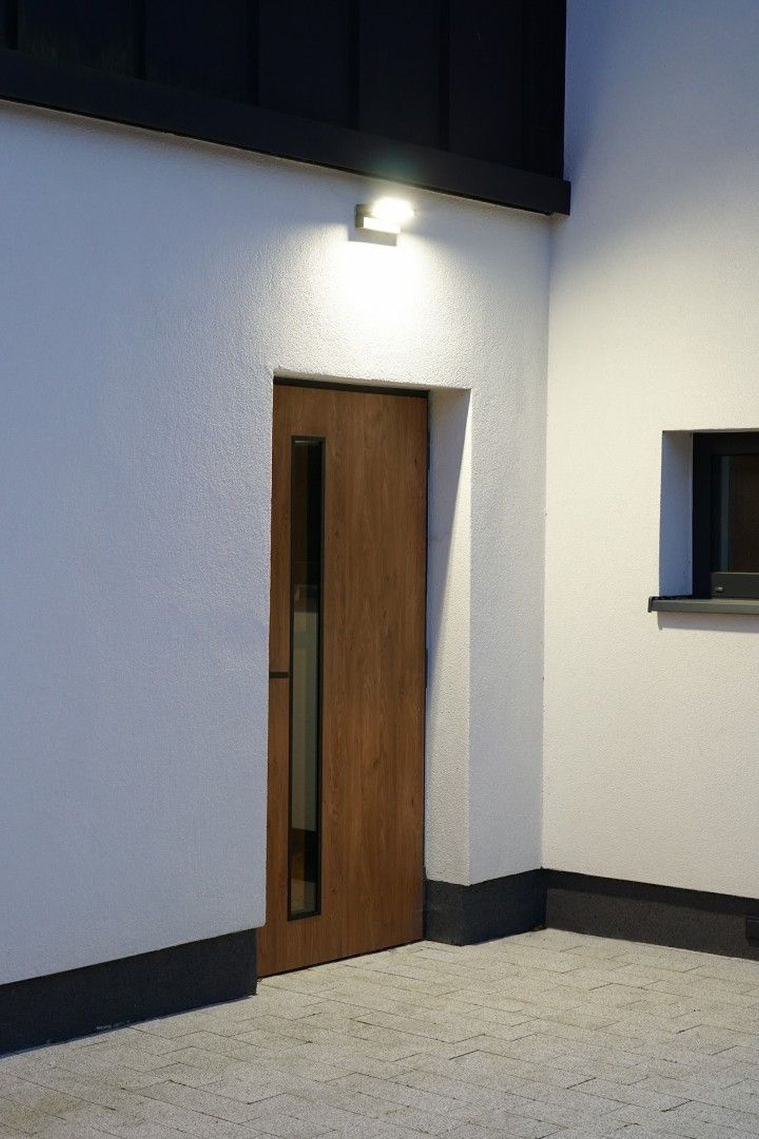 Holztür, Türe, Eingang, Tür mit Glasvertikal, Fassade