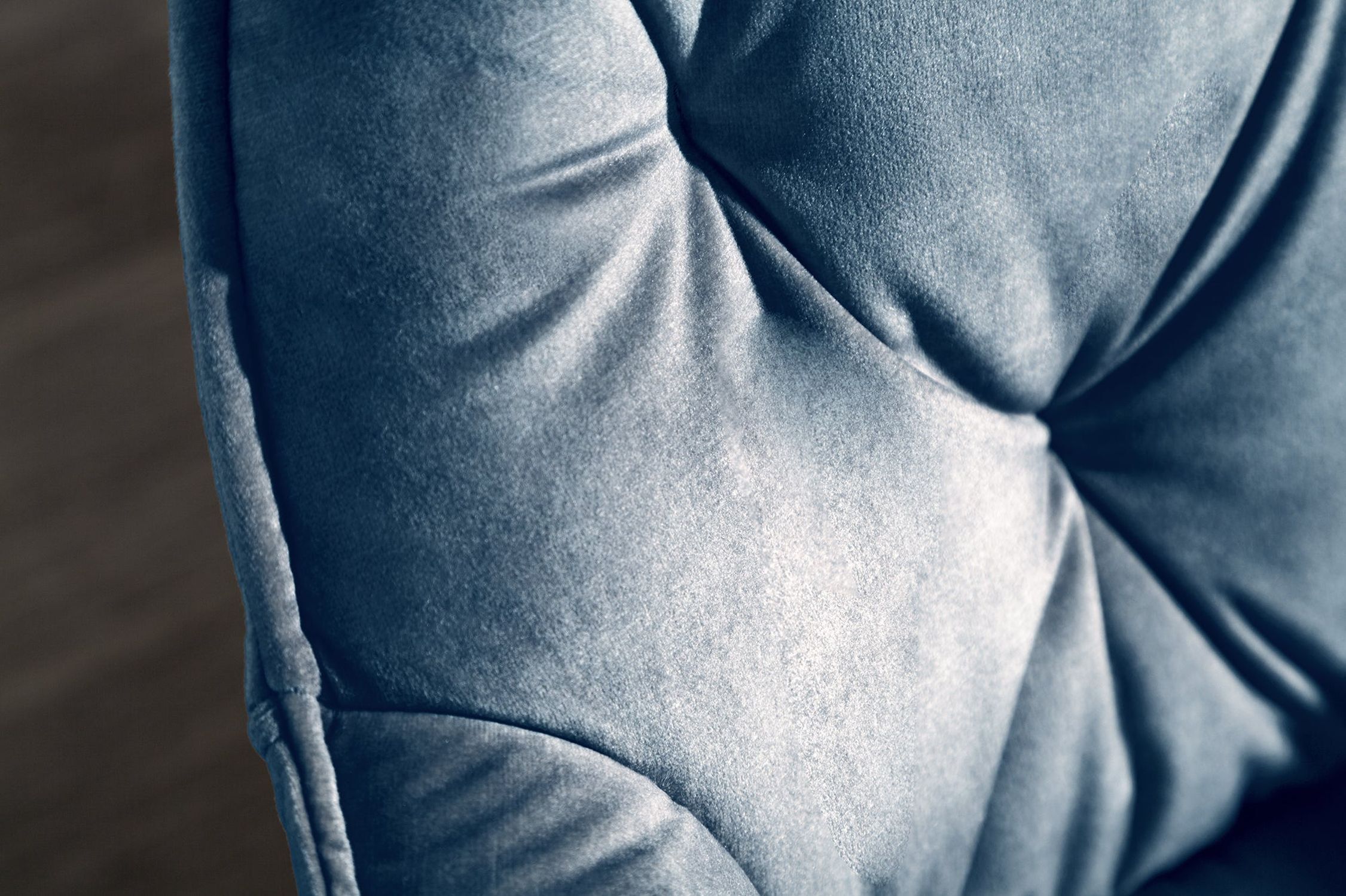 Esszimmerstuhl Samt Metall in Petrol Schwarz Chesterfield Kissen, Dekoration für Zuhause, Innenarchitektur, Person