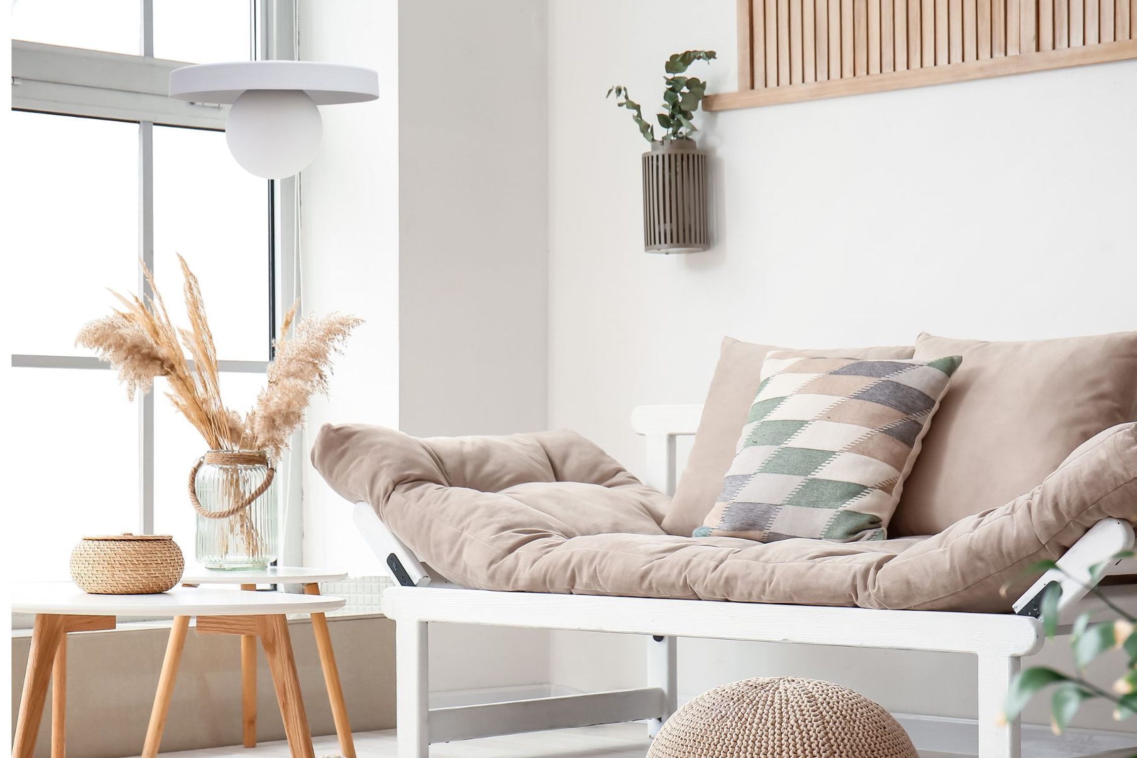 Gemütliche Pendelleuchte Glas Metall Weiß E27 Ø30 cm Sofa, Kissen, Zierkissen, Wohnzimmer-Deko, Rattan-Vase