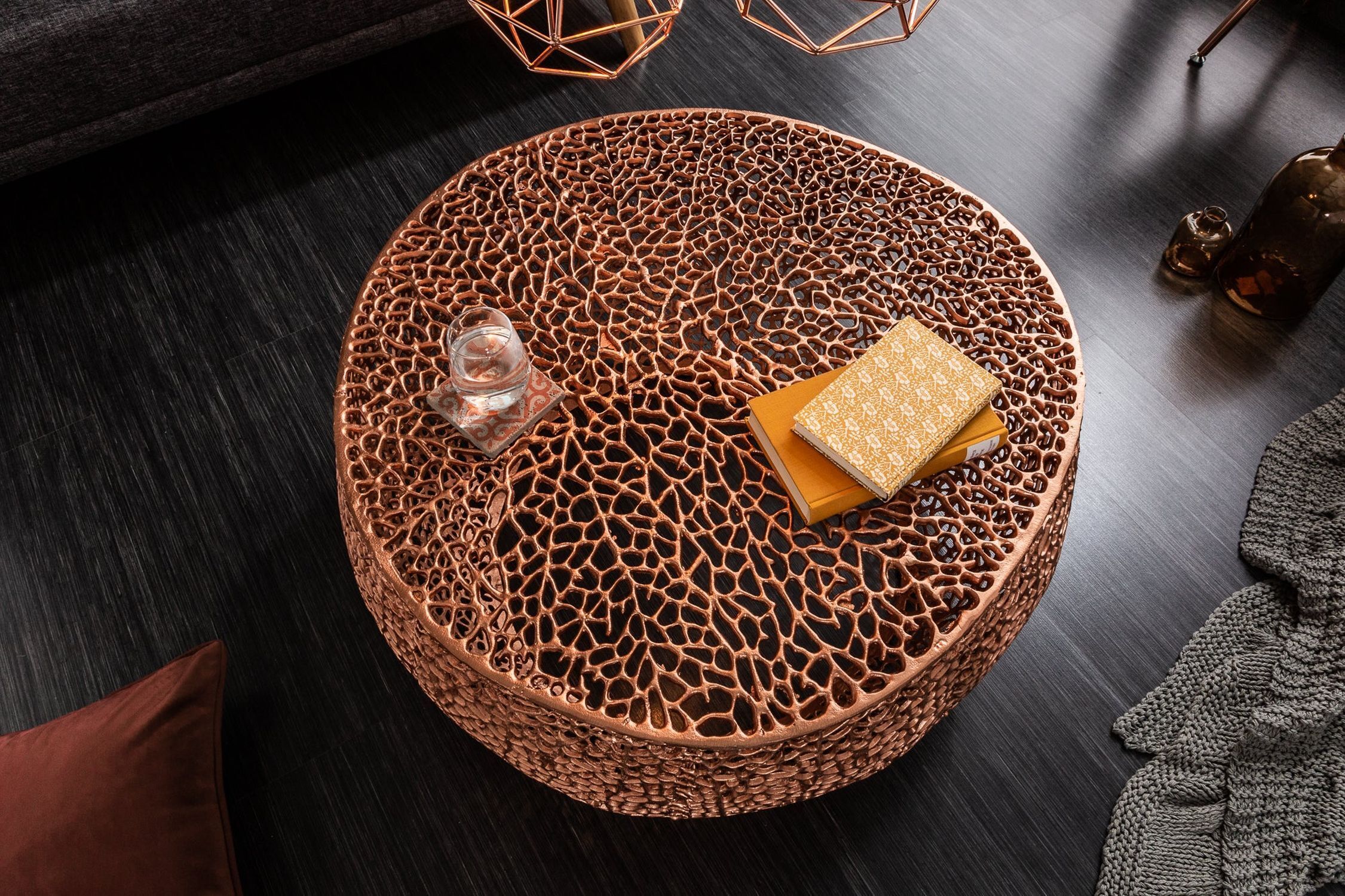 Table basse métallique en cuivre 80 x 80 cm artisanale