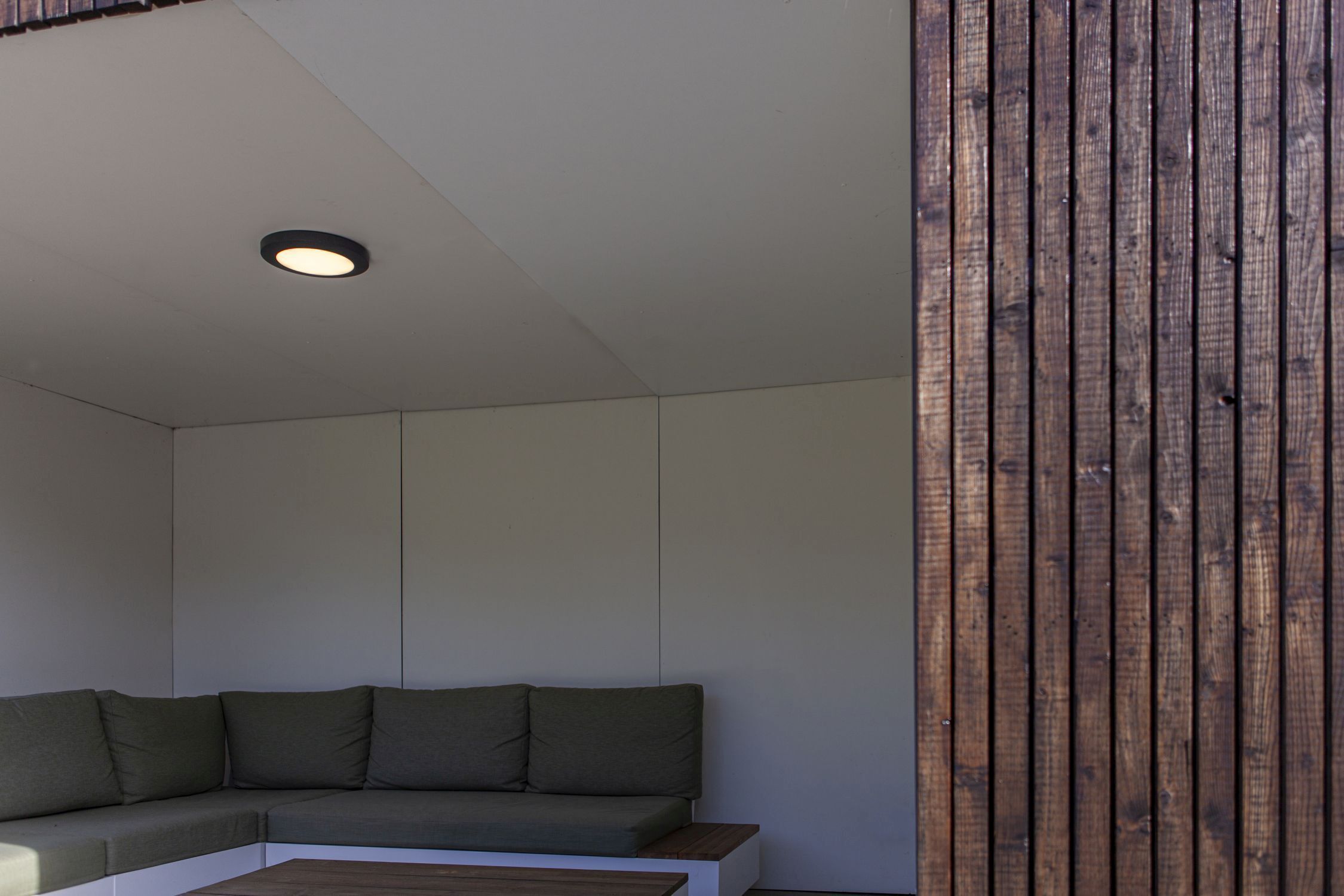 Drinnen, Innenarchitektur, Paneele aus Holz, Lampe, Holz