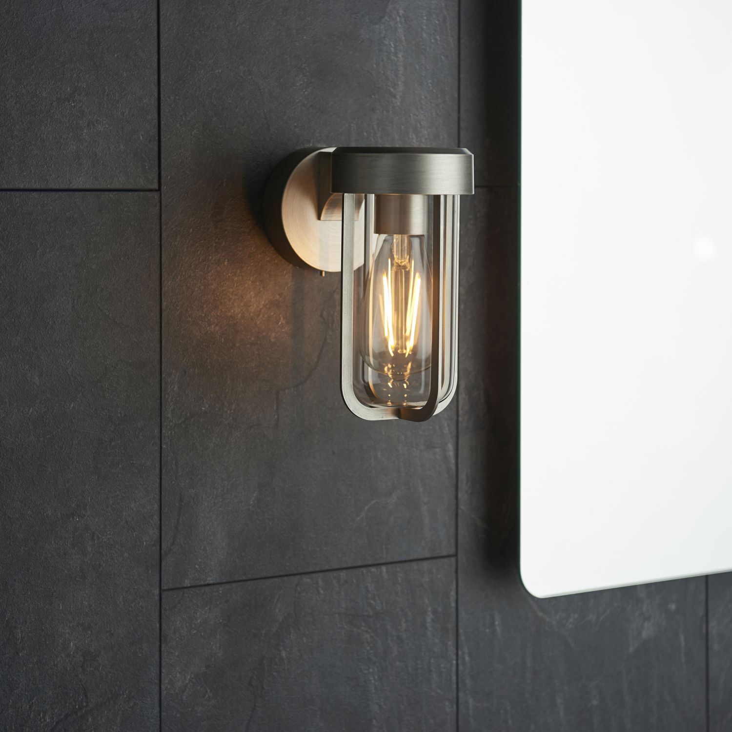 Applique murale extérieure IP44 H : 20,8 cm Alu verre E27 en argent