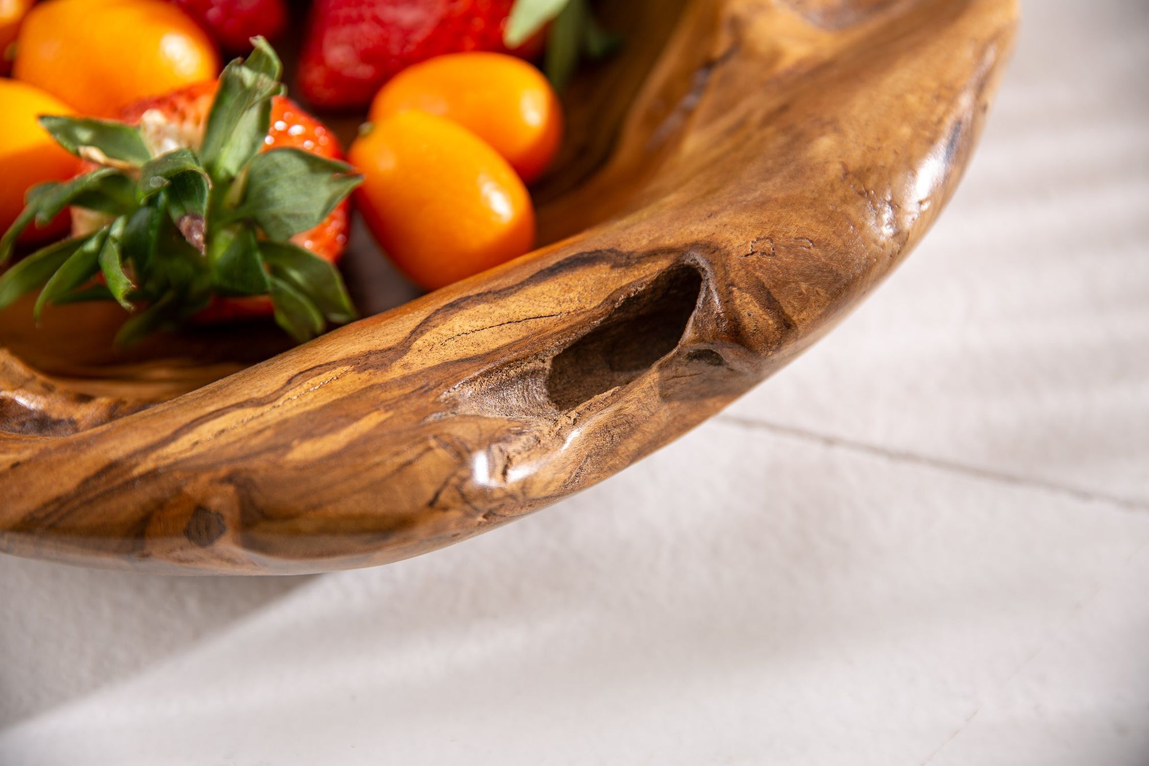 Coupe décorative en teck bois pièce unique artisanale L : 30 cm Präsentation des Essens, Holz, Zitrusfrüchte, Orange, Blatt