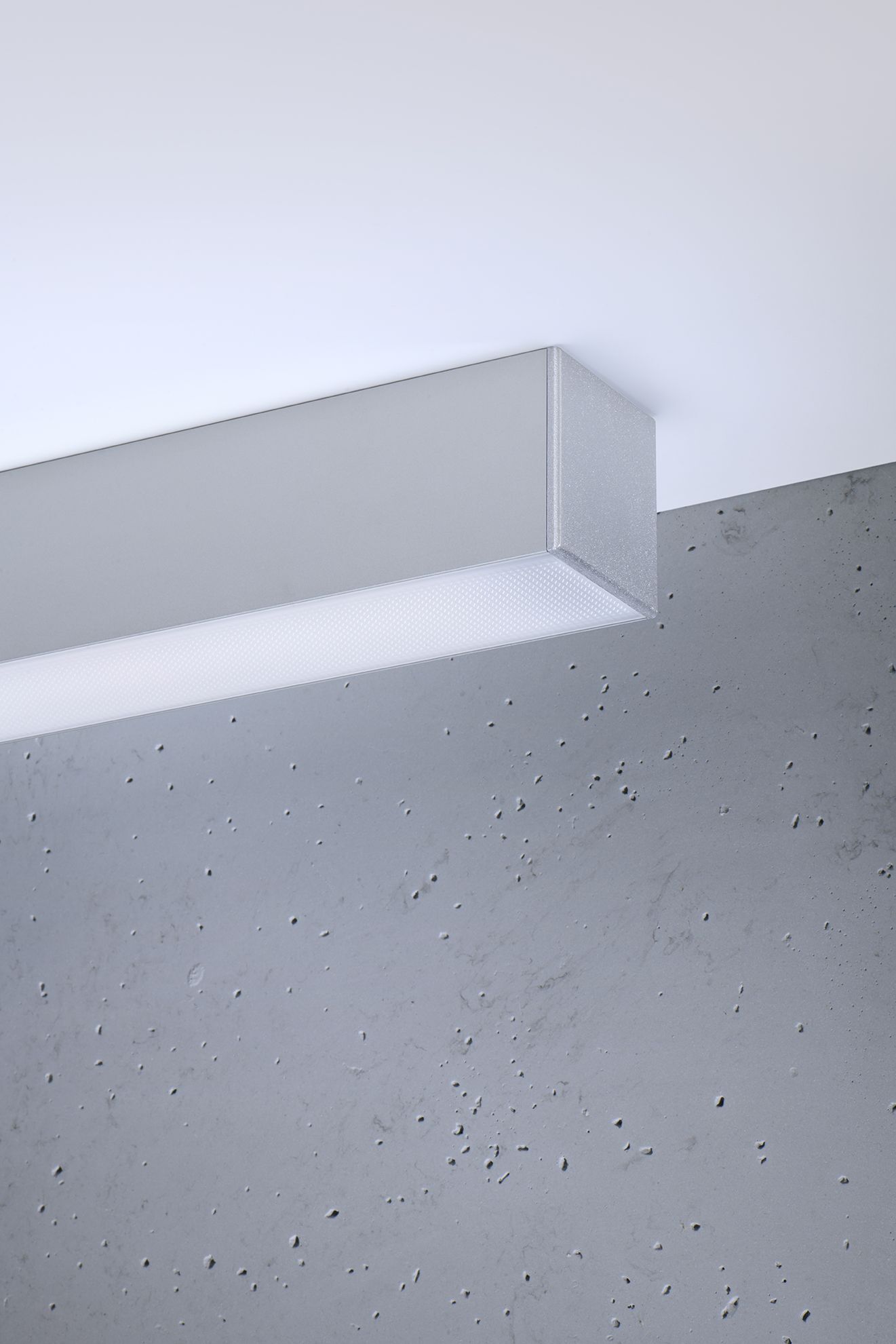 Plafonnier LED métal 67 cm de long faible éblouissement 3000 K gris