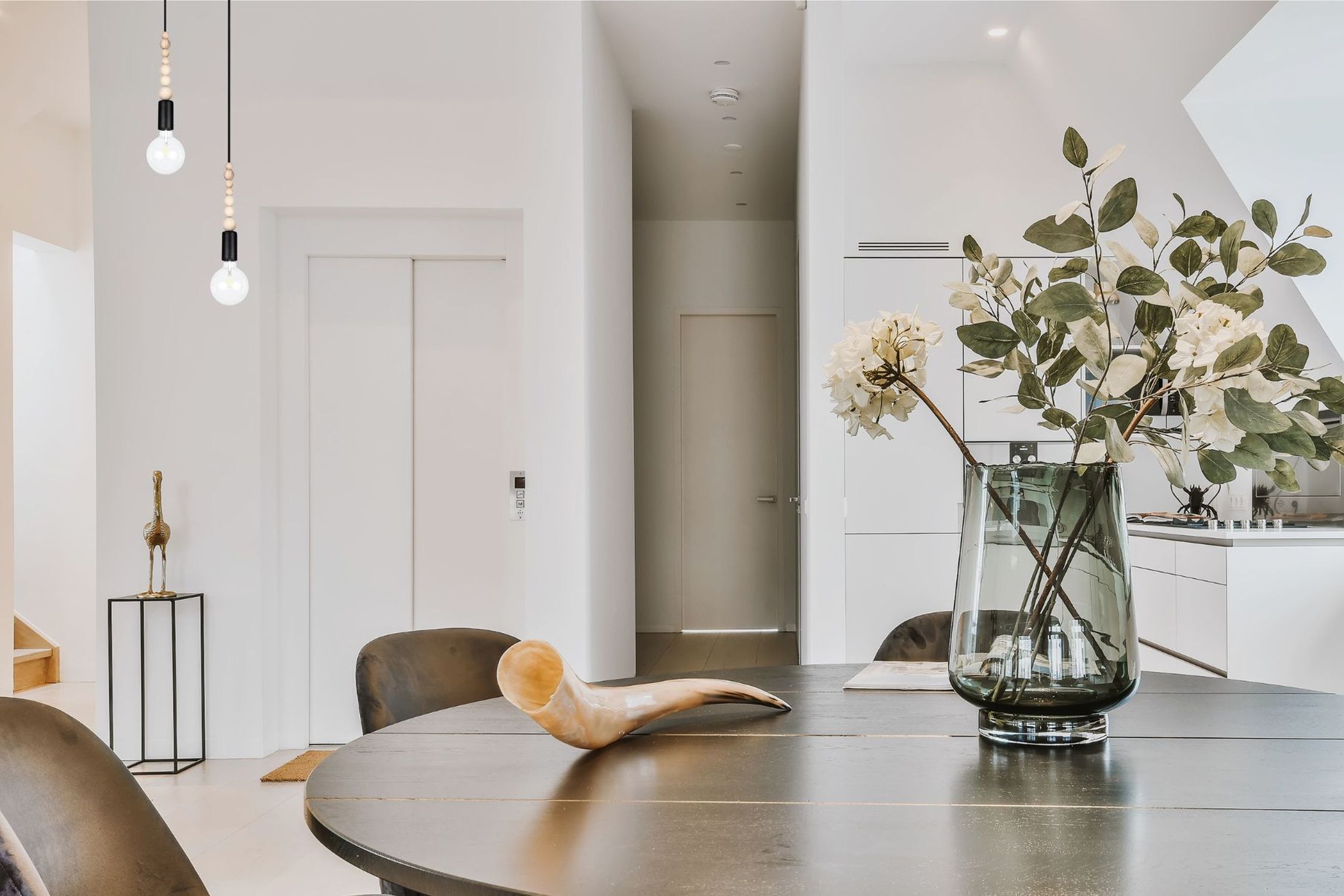 Speisezimmer, Glasvase, Blumen, Holztisch, modernes Interieur