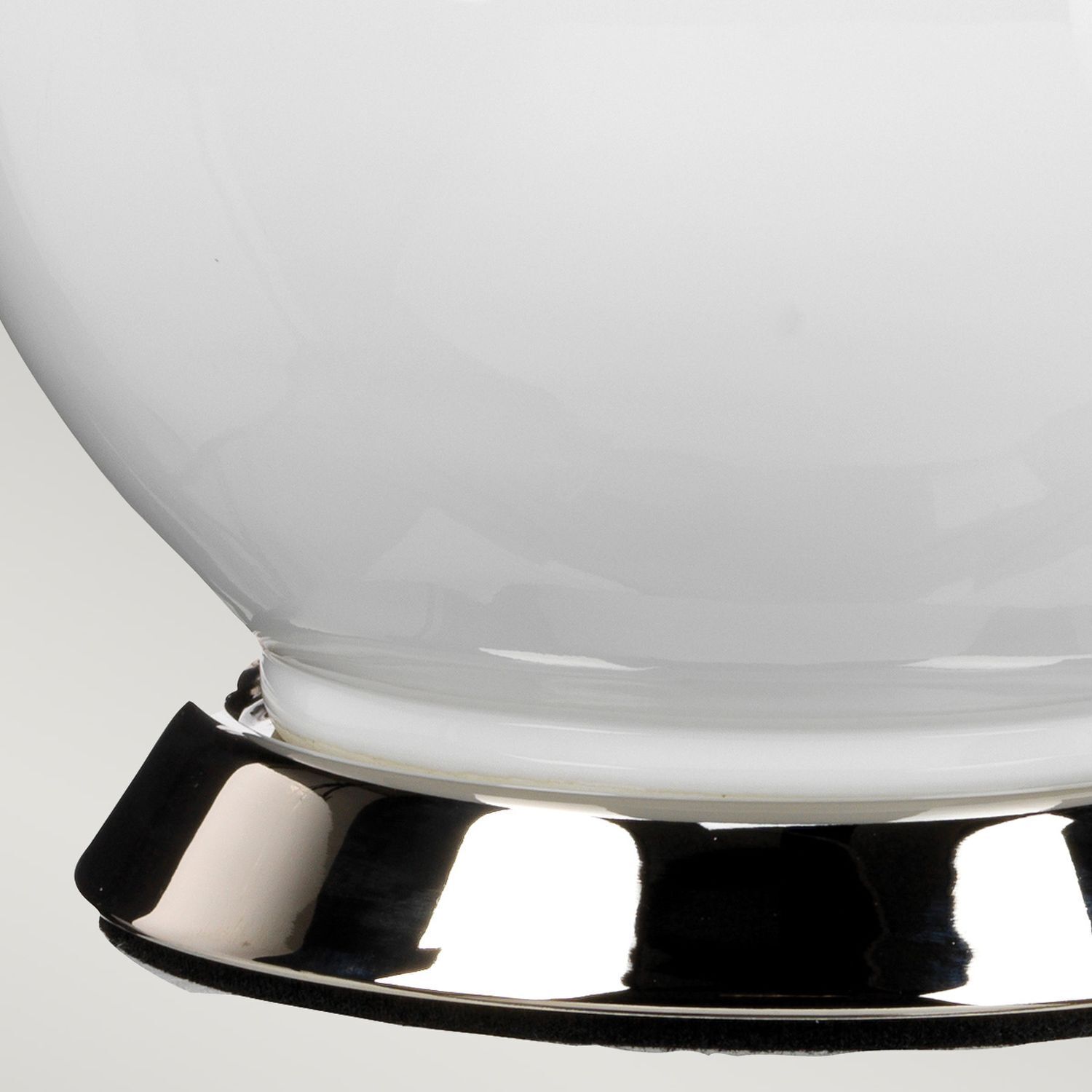 glaskrug, weißer schimmer, metallrand, oberteil glas, bodenrand metall