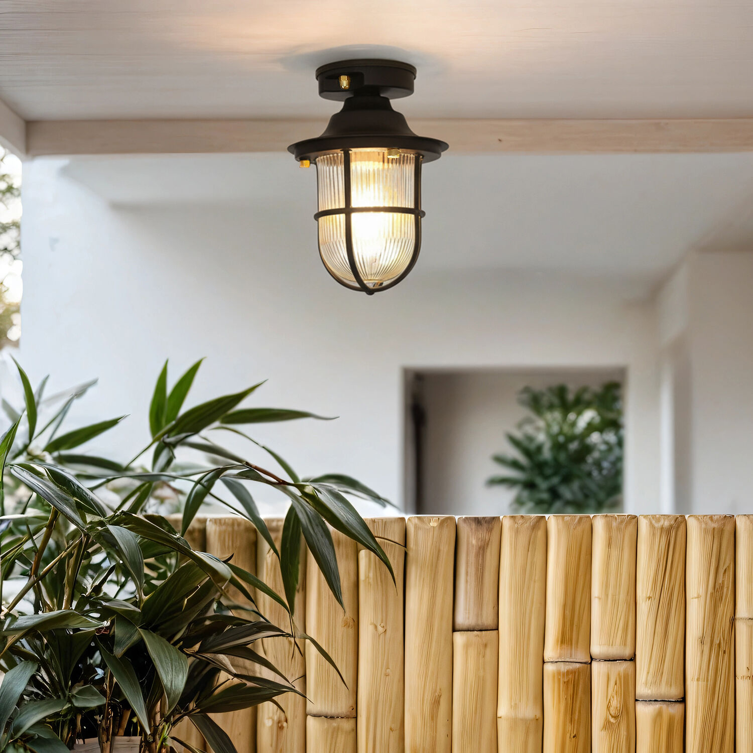 deckenlampe, aussenleuchte, geflächterte Hülle, glühbirne, holzzaun