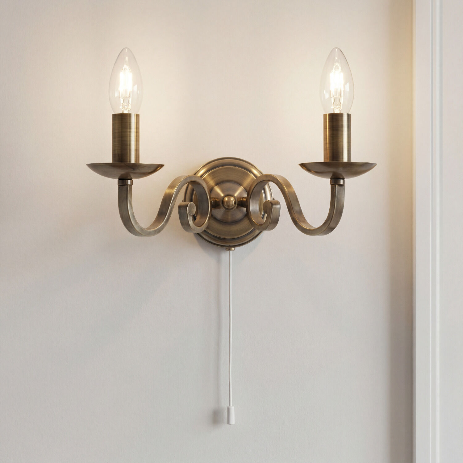 Wandlampe, Messing, Bronze, Zwei Arme, Kabelzugknopf