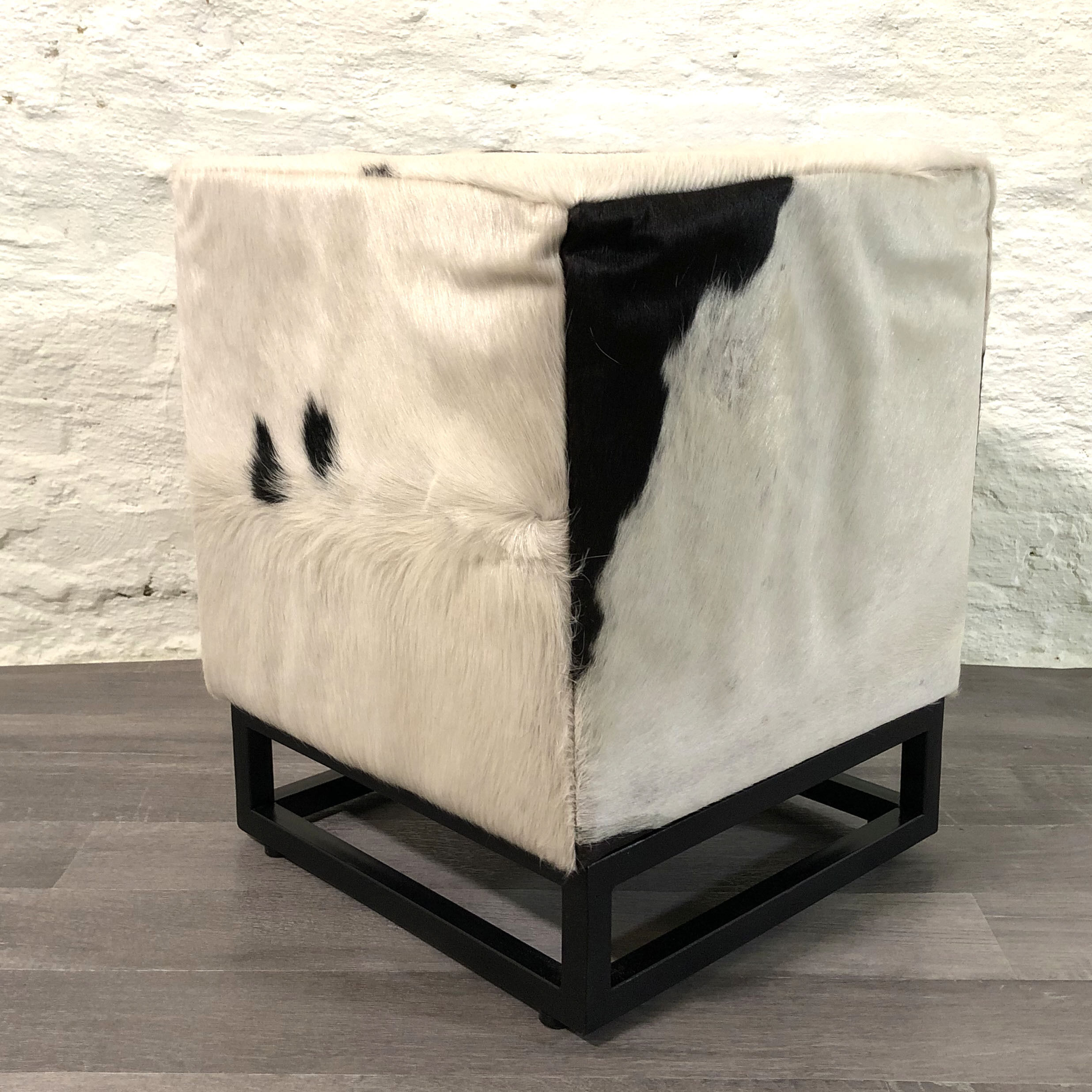 Tabouret peau de vache métal fait main 44x45 cm en noir blanc Moebel