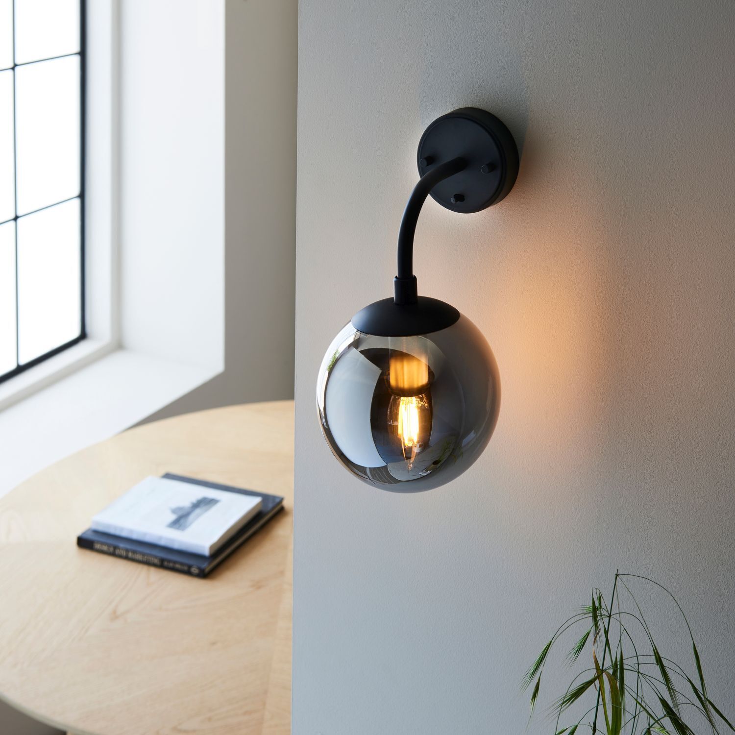 Wandlampe mit Schalter Rauchglas Metall E14 Kugelschirm