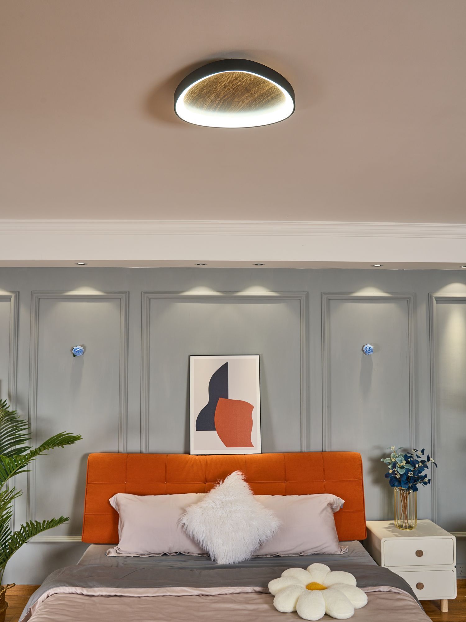 Bett, oranges Kopfteil, Kissen, Nachttisch, gerahmtes Kunstwerk