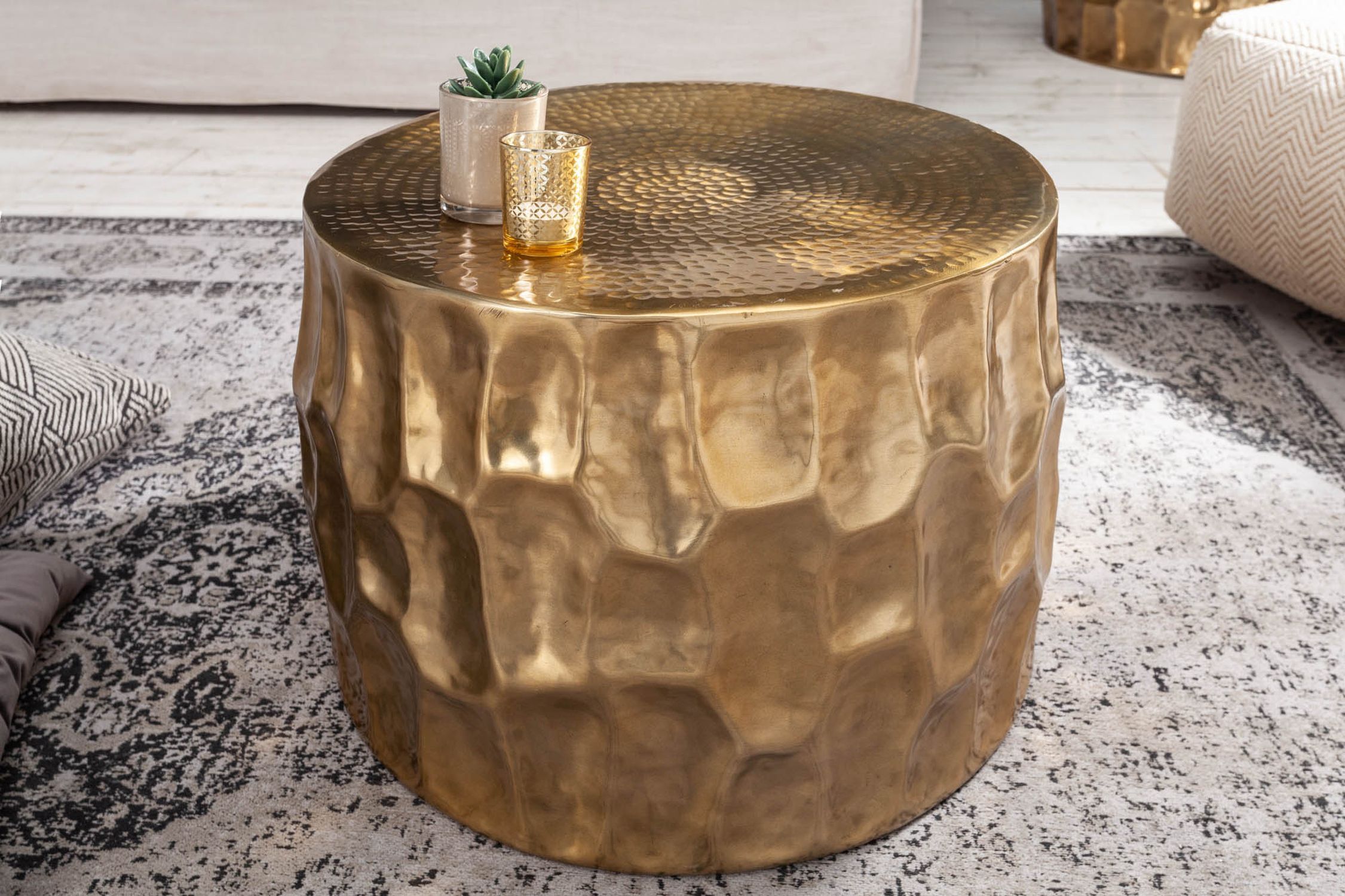Table basse en aluminium doré 53 x 53 cm artisanale