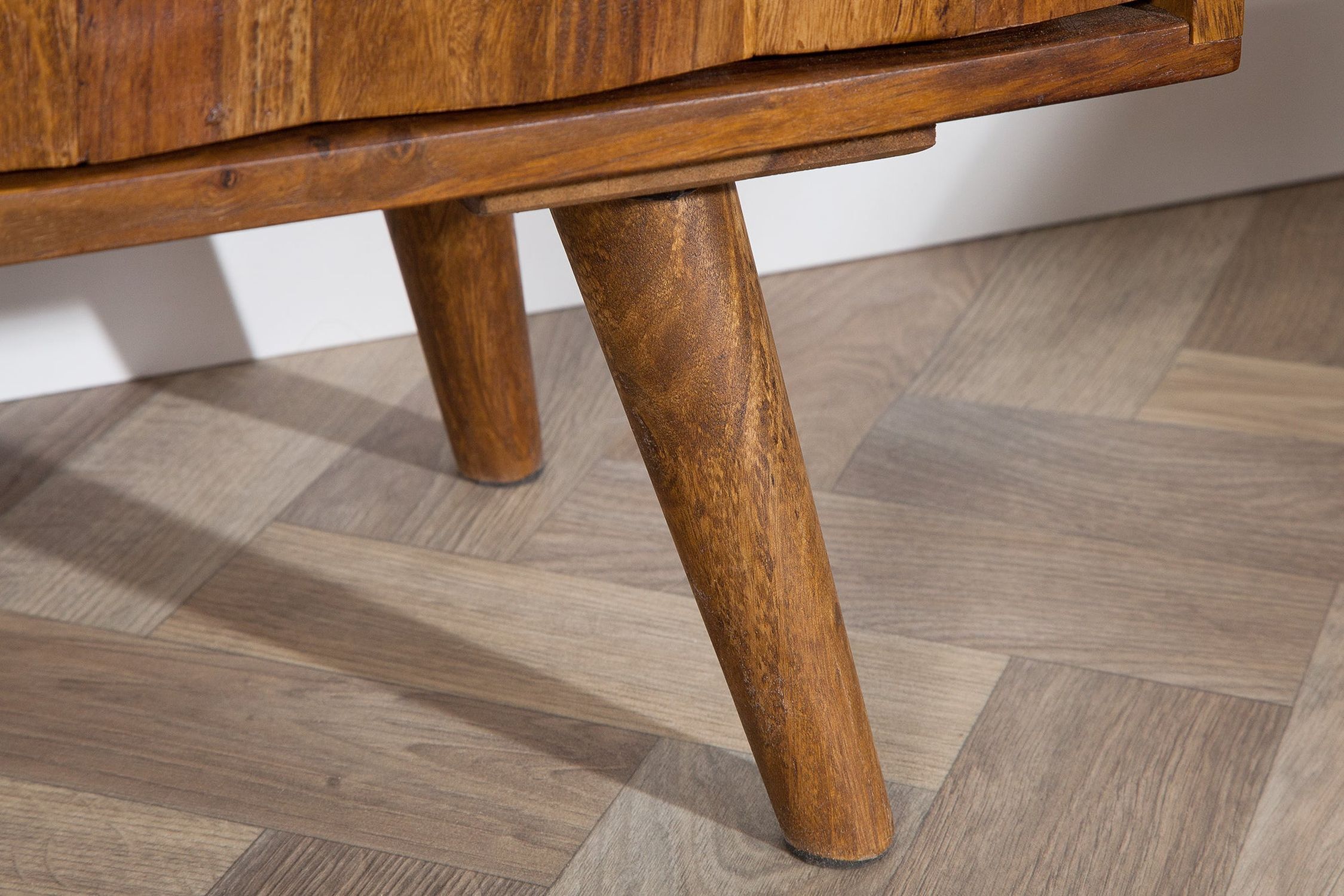 TV Lowboard Golz Sheesham 140 cm breit 3D-Fronten massiv Hartholz, Innenarchitektur, Holz, Gebeiztes Holz, Bodenbeläge