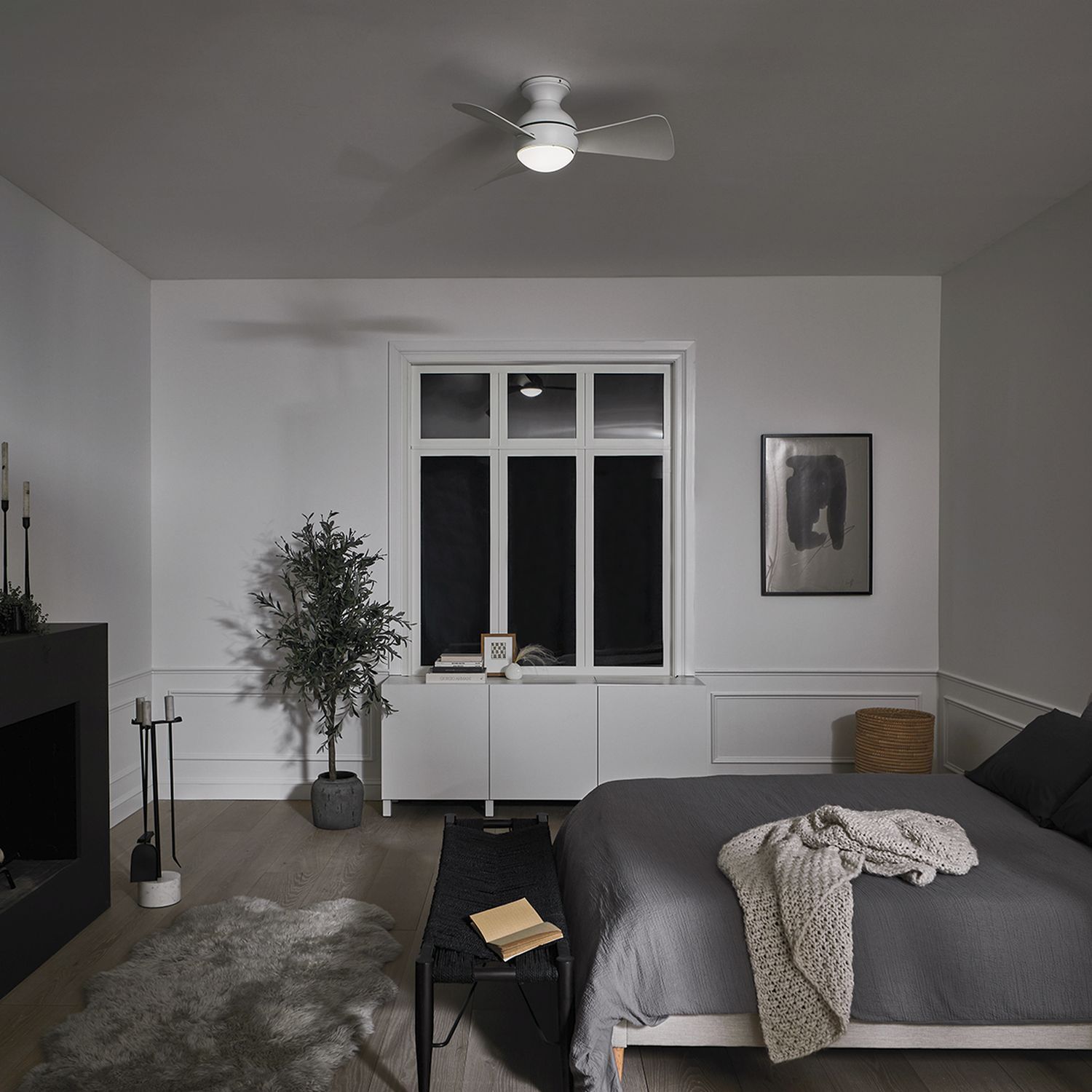 Schlafzimmer, Bett, Graue Bettwäsche, neutrales Dekor, Fensterbank