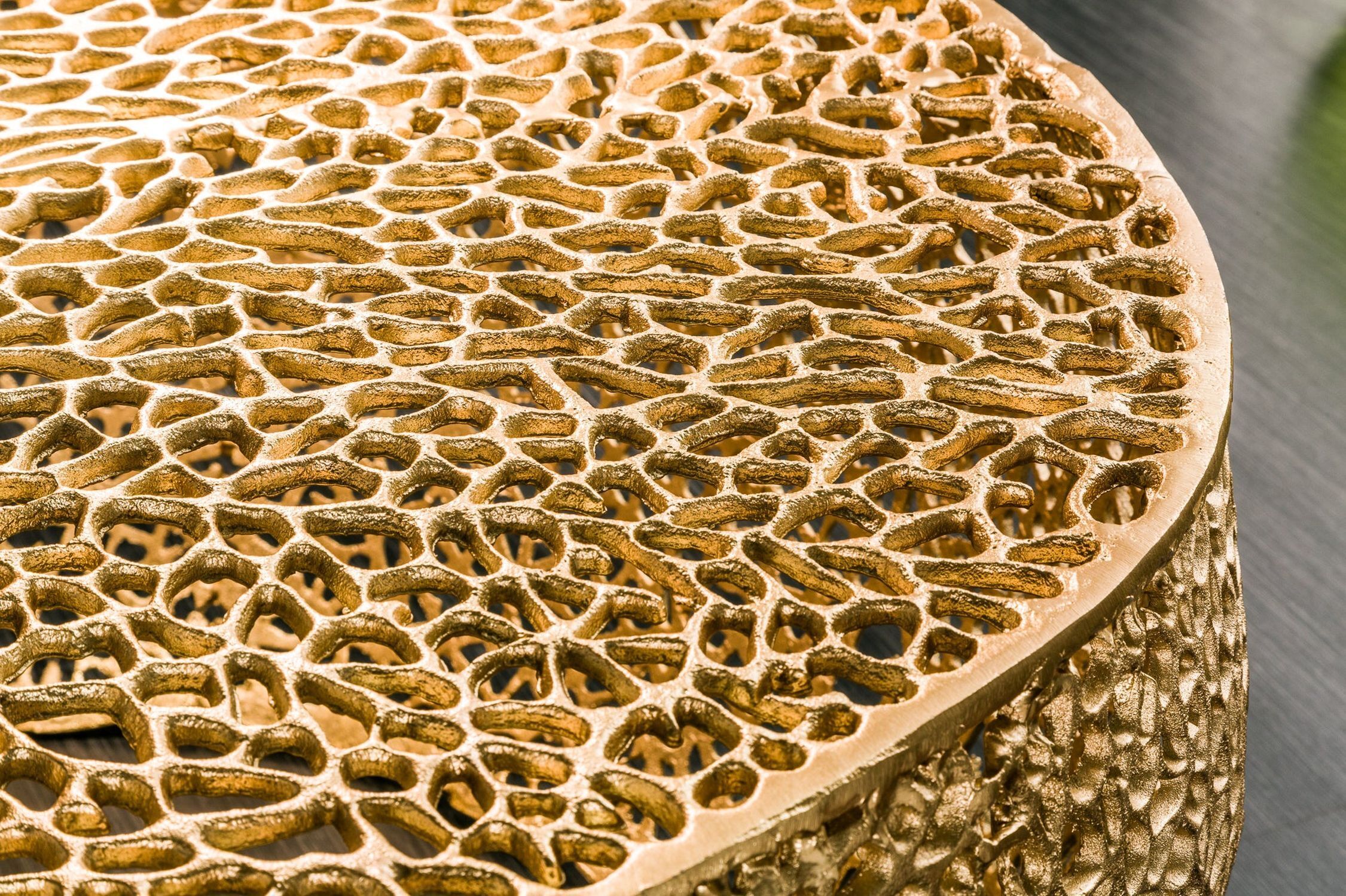 Table basse en métal doré 80 x 80 cm artisanale