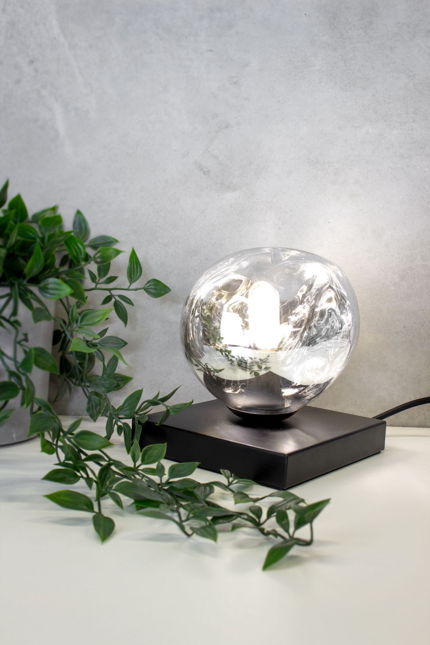 Kleine Tischlampe E14 Schwarz Silber 17,5cm dekorativ Tischlampe, Glaslampe, Runde Lampe, LED-Lampe, Dekolampe