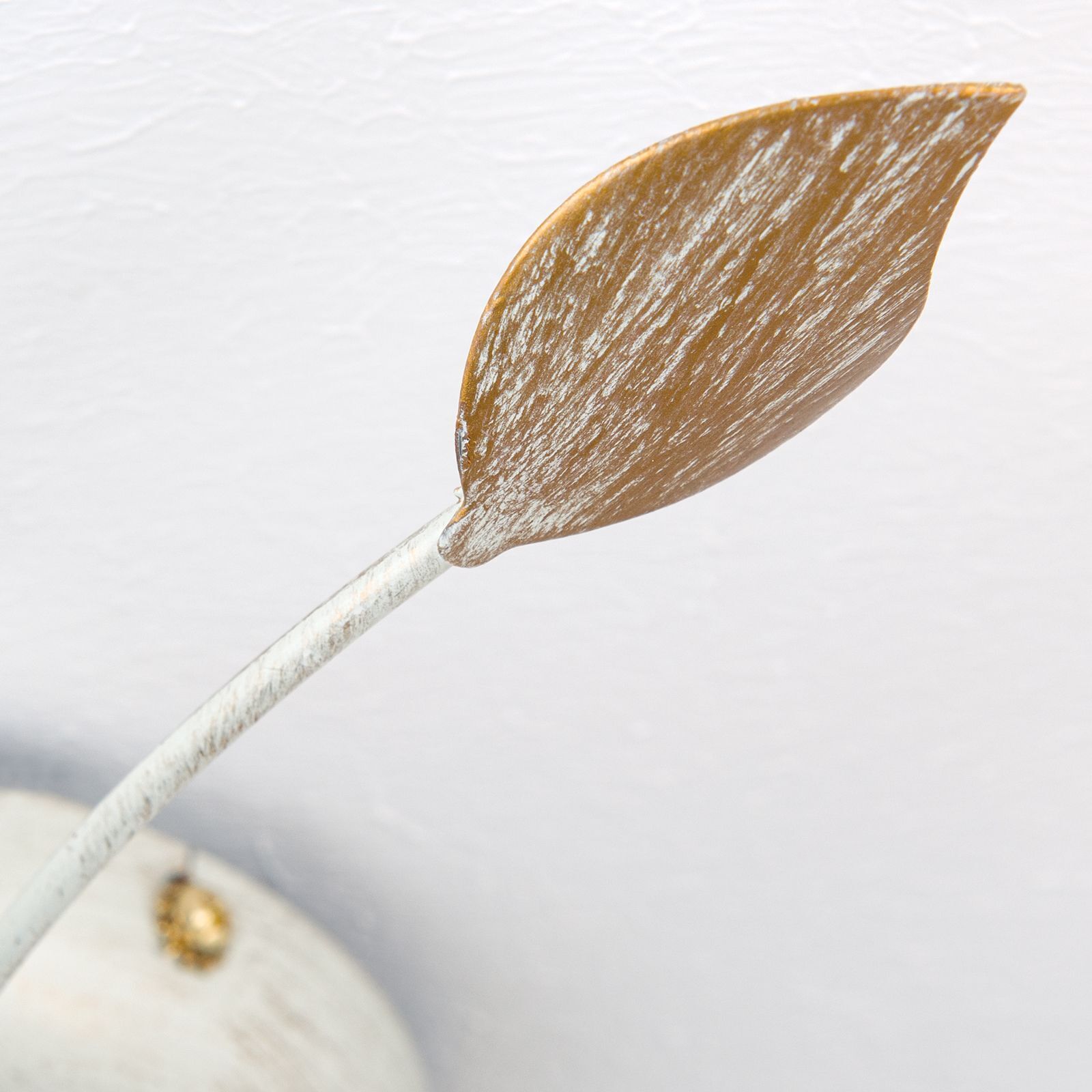Löffel, Küchenutensil, Metall, goldene Patina, abgewinkelter Griff