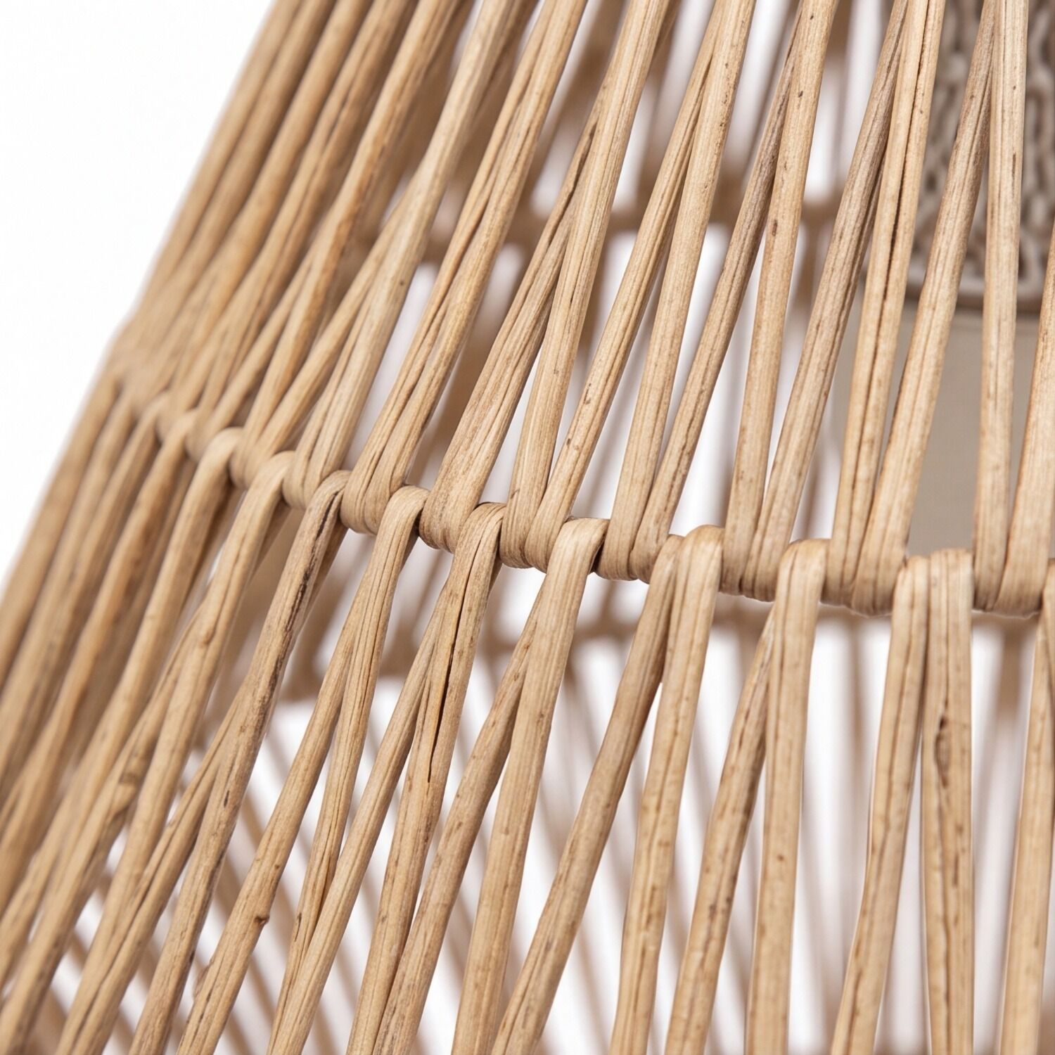 le110940-pendellampe-terrasse-balkon-wohnzimmer-esszimmer-aussen-seil-rattan-boho-rustikal-natuerlich-braun-04 Rattan, Geflochten, Lamellen, Handgefertigt, Korb