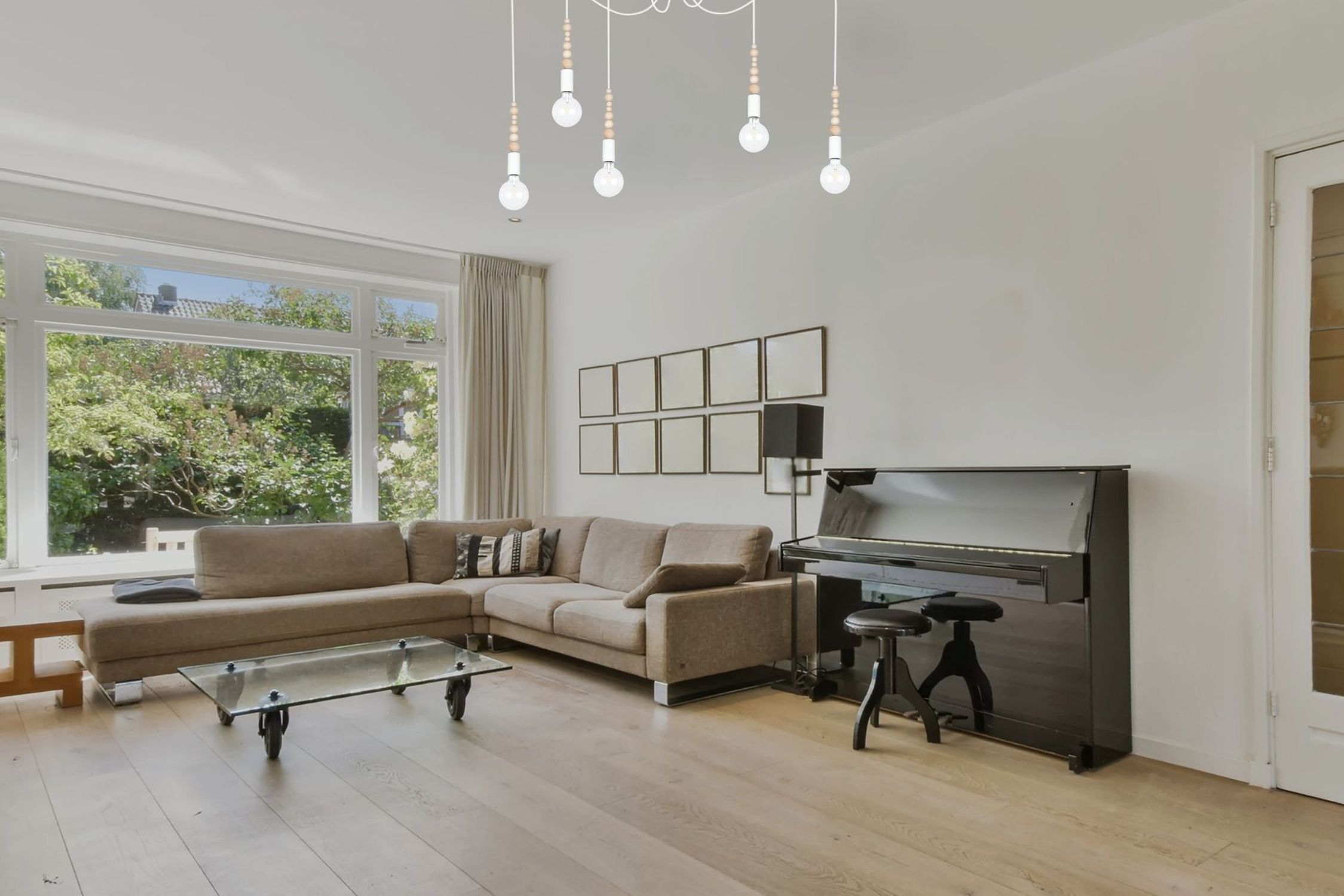 wohnzimmer, piano, sofa, große fenster, hifi-tisch