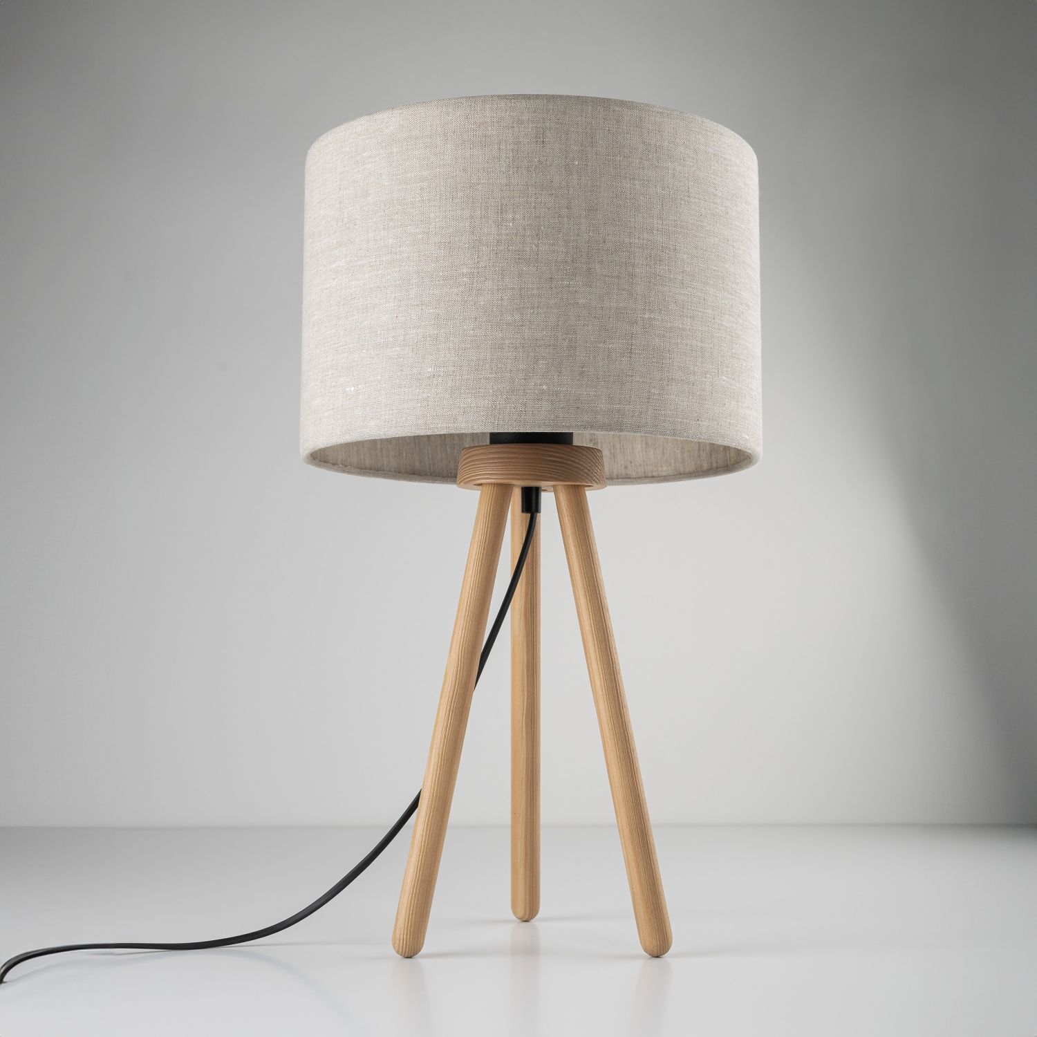 le60792-tischlampe-holz-stoff-46-cm-klein-natur-skandinavisch-e27-tischleuchte-dreibein-7 Tischlampe, Stehlampe, Holzbeine, Lampenschirm, Kabel sichtbar
