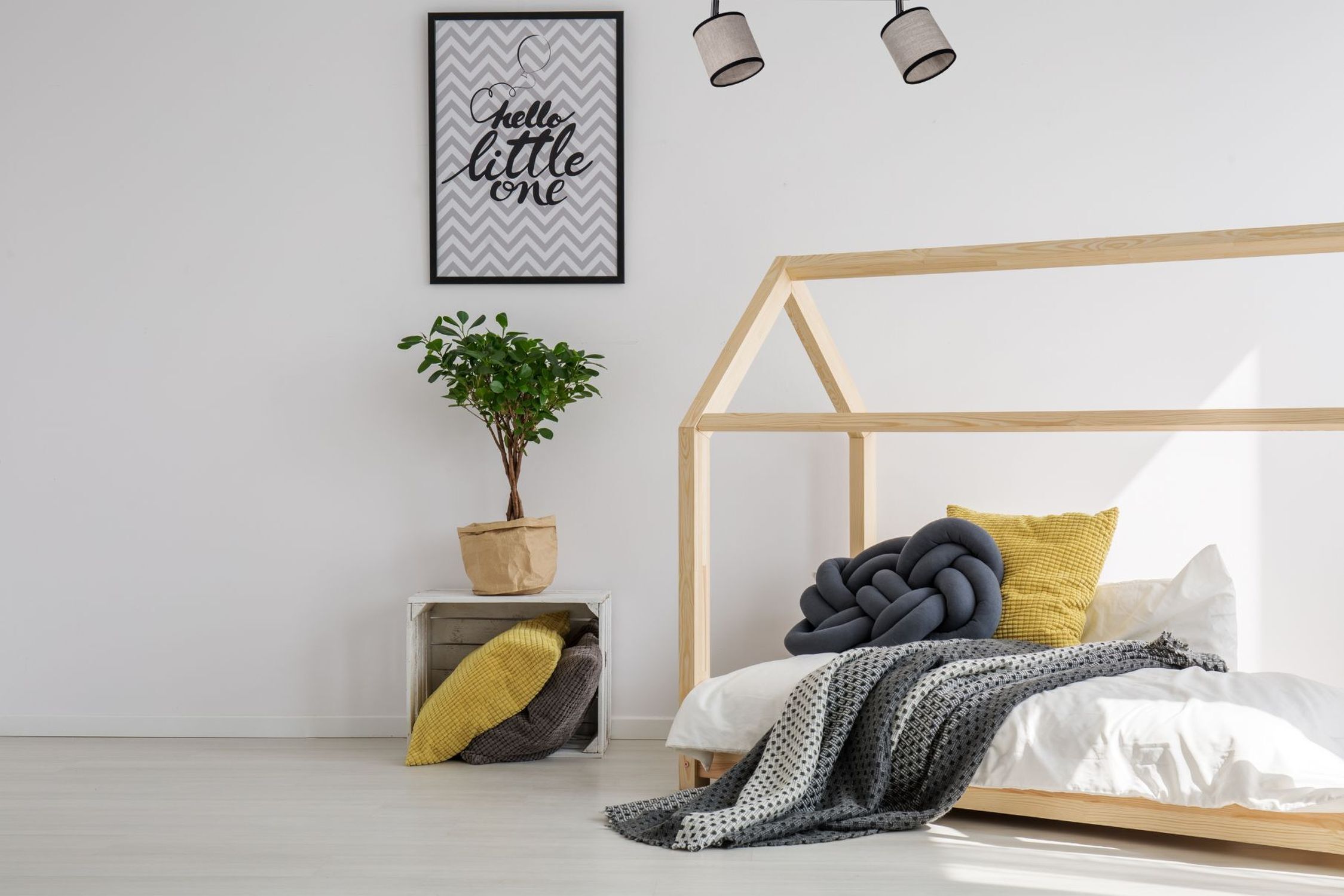Holzbett, Kinderzimmer, Kopfteil aus Holz, Dekokissen, Graues Decken-/Wurfkissen