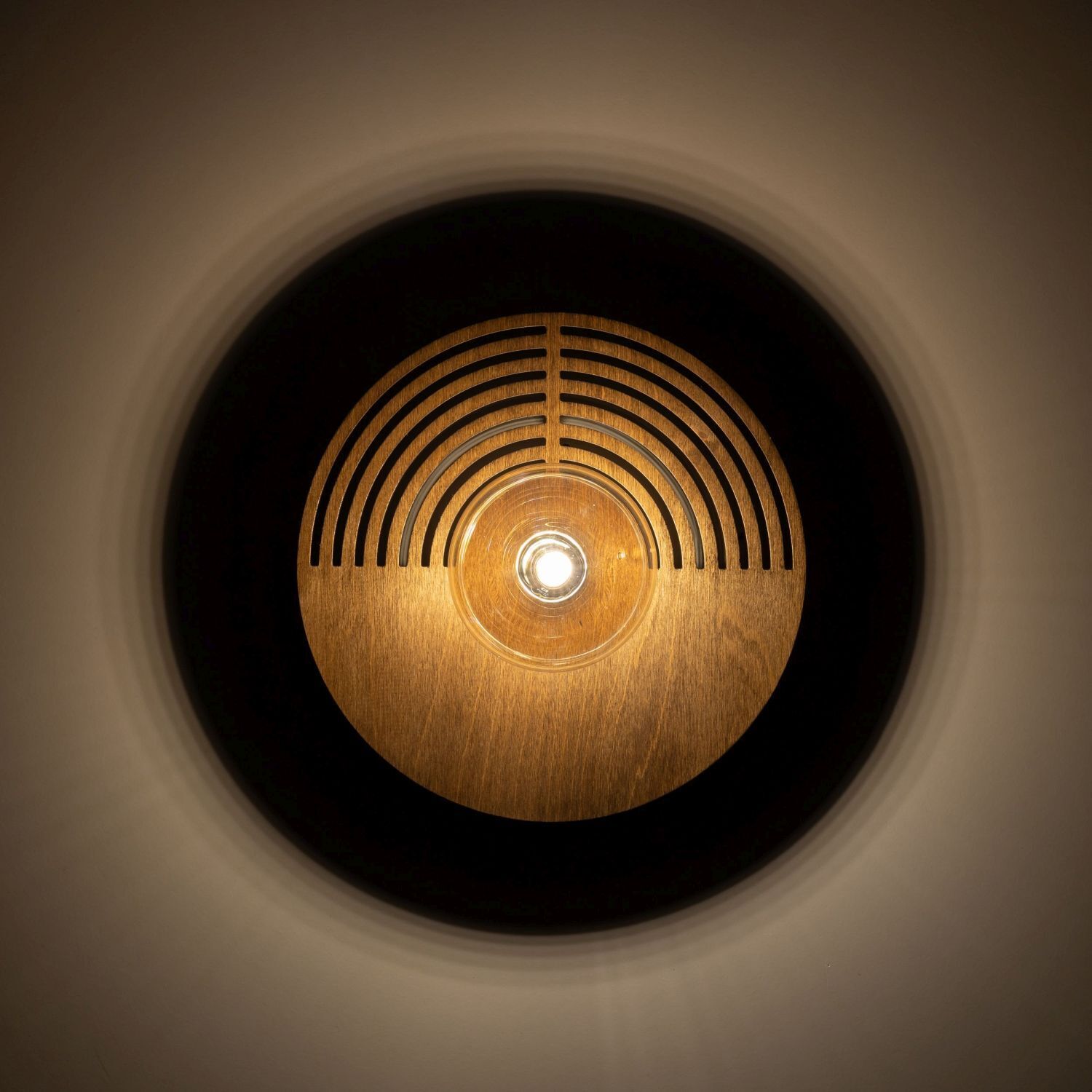 Lampe, Tischlampe, Holz, Rund, strukturierte Schirmoberfläche