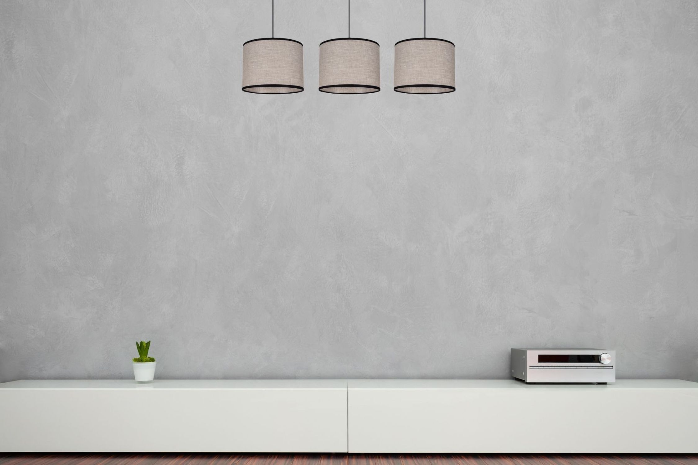 Pendelleuchten, Deckenlampe, drei Leuchten, neutralgraue Wand, Medienkonsole