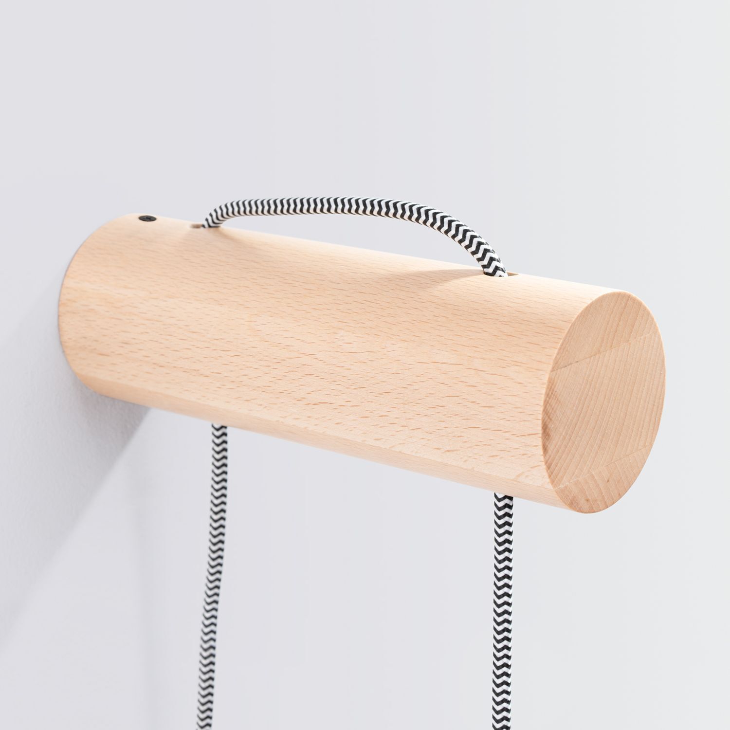 Holzrohr, Wandlampe, Kordel, Holzoberfläche, minimalistisches Dekor