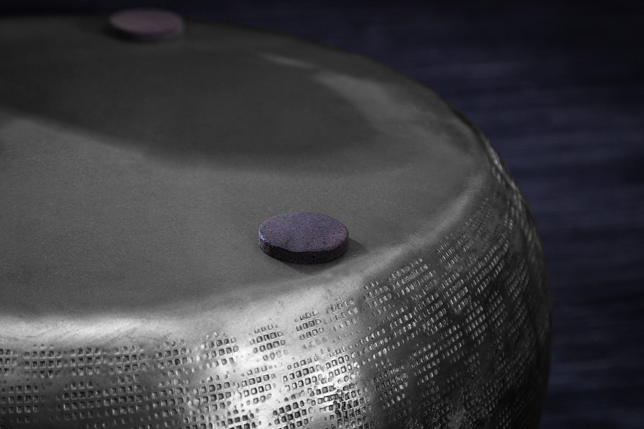 Cache-pot 2 pièces en métal martelé à la main en argent Sphäre, Eishockey-Puck, Eisbahn, Eislaufen, Sport