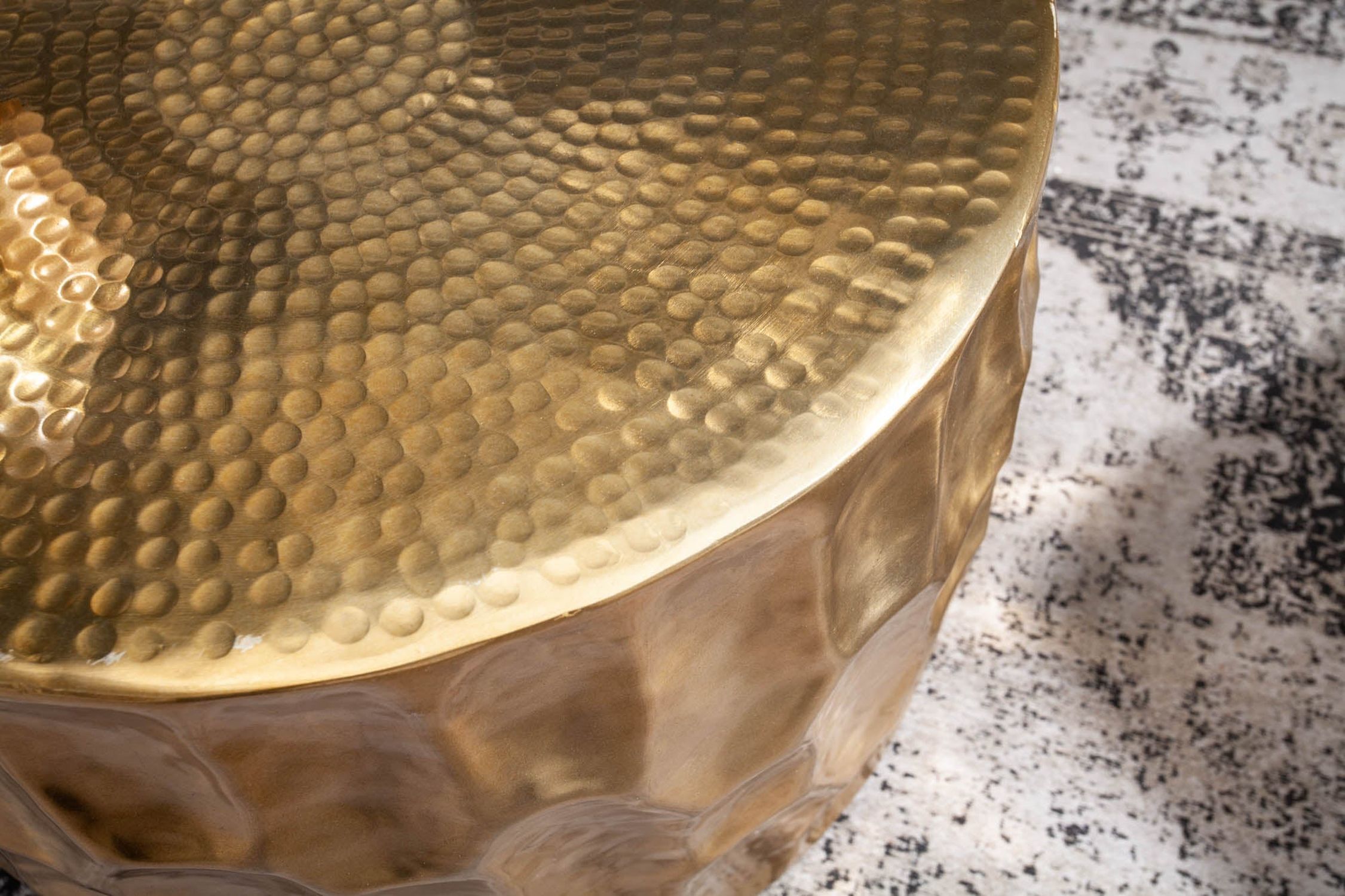 Table basse en aluminium doré 53 x 53 cm artisanale