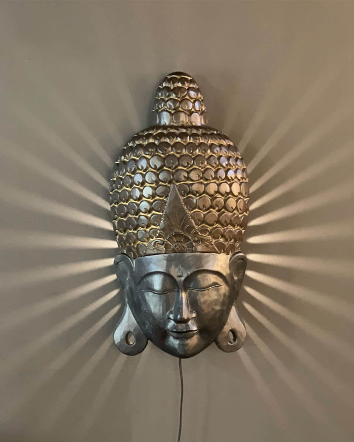 Buddha Kopf Wandlampe, Meditationsfigur, Metallische Statue, Lichtstrahlen Wanddeko, Asiatische Skulptur