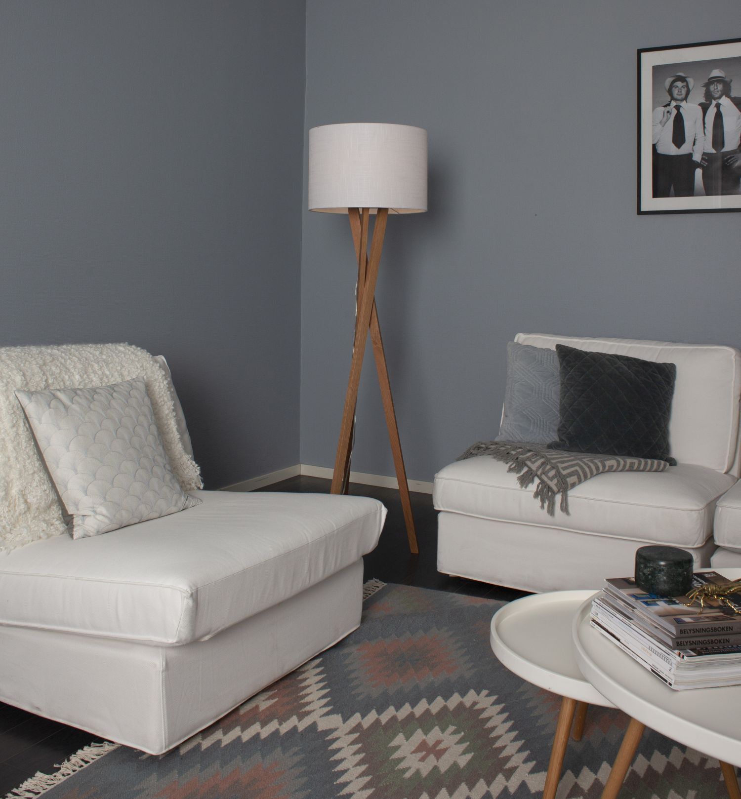 Wohnzimmer, Stehlampe, Holzbein, Sofa, Teppich