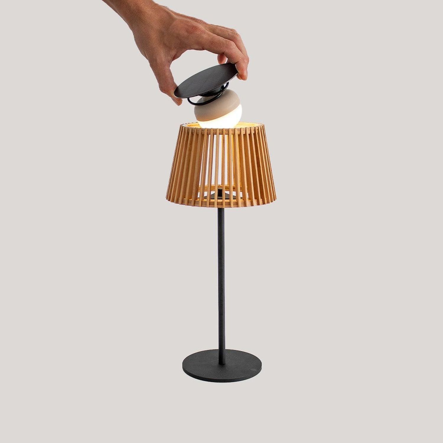 126711-led-tischleuchte-aussen-solar-holz-metall-36-cm-ip54-2700-k-900-lm-fernbedienung-kabellos-tragbar-modern-tischlampe-garten-balkon-terrasse-3 tischlampe, lampenfuß, holzlampe, schwarz, schirm aus birkholz